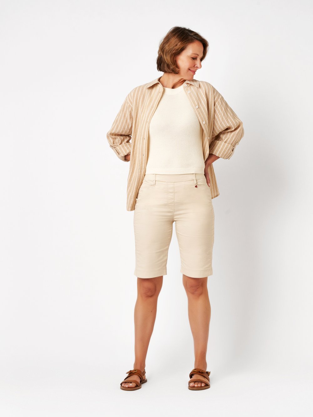 Damenshorts Alice Bermuda in light beige, Bermuda mit sportivem Gummibund, Outfitansicht am Model