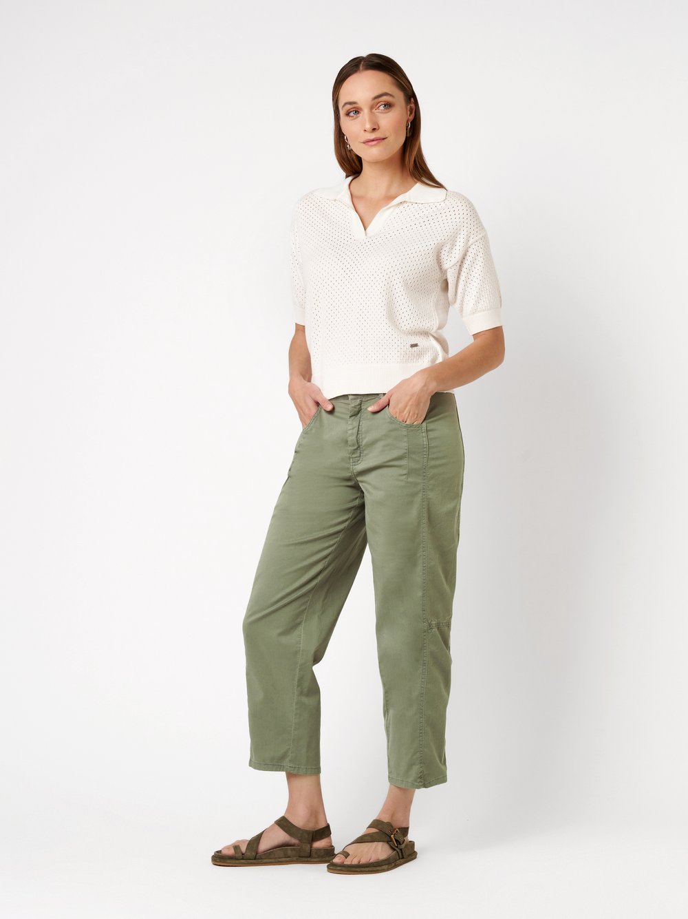 Damenhose Liv Barrel in khaki, barrel-Fit Hose mit doppelter Seitennaht, Outfitansicht am Model