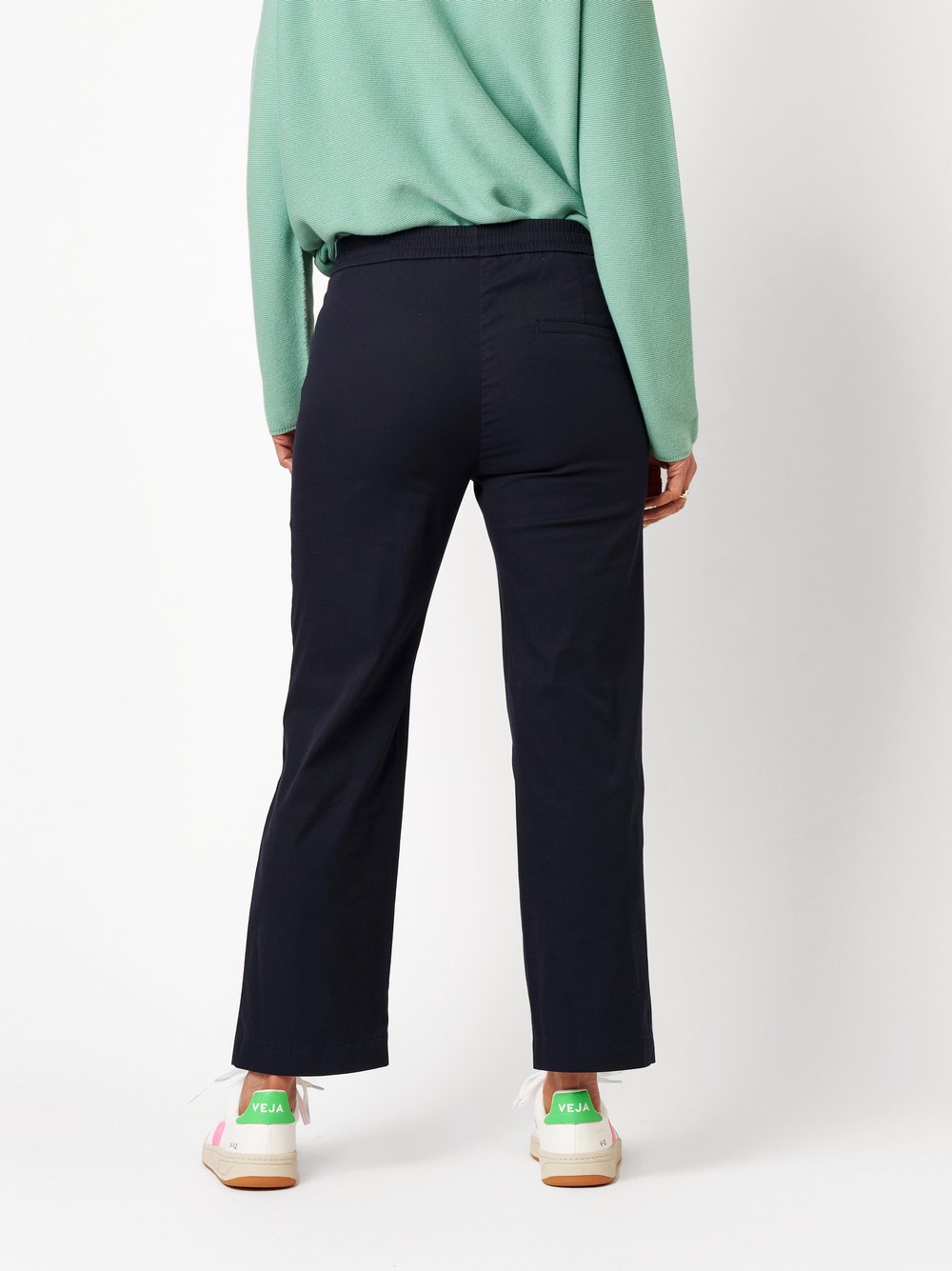 Damenhose Scarlet Wide 3/4 in dark blue, Weite 3/4-Hose, Rueckansicht am Model getragen