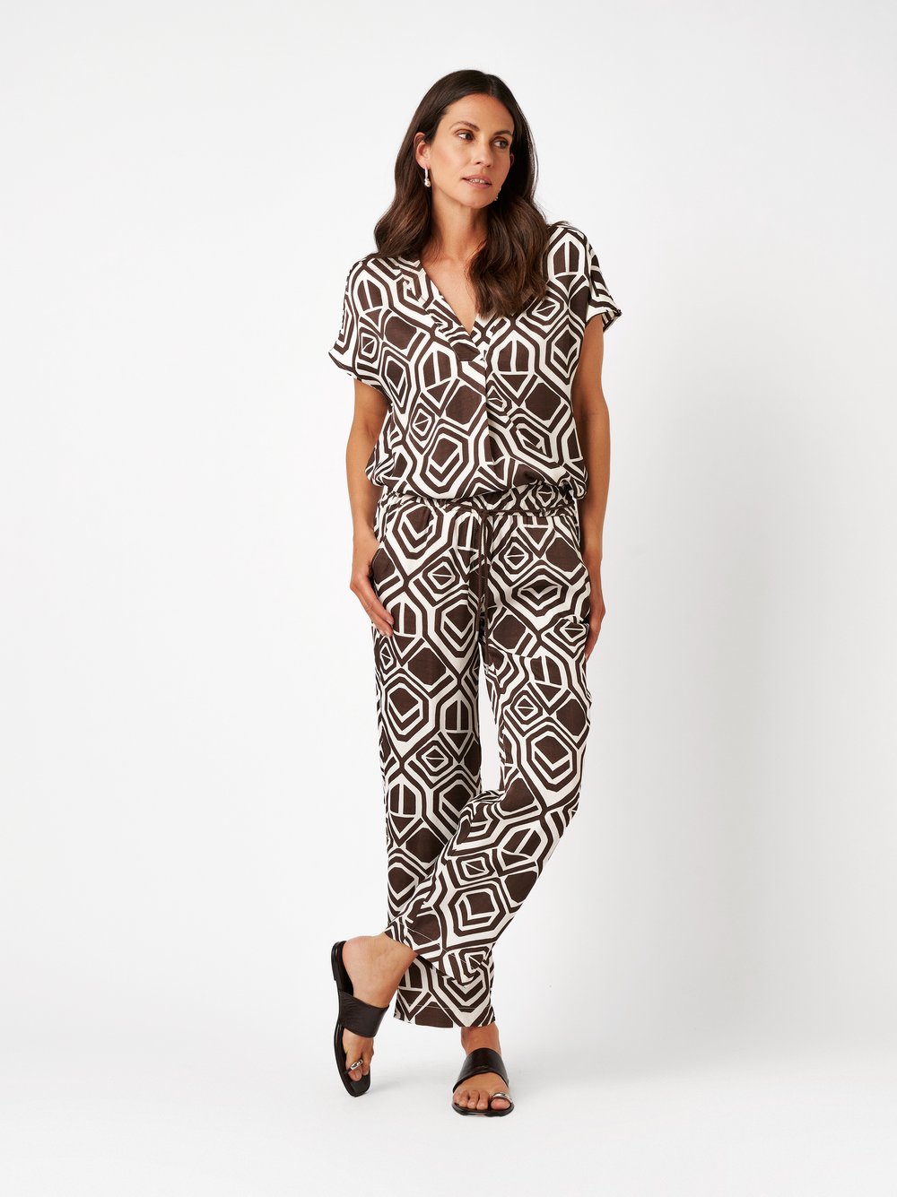 Womens trousers Pia 7/8 in dark brown / offwhite, lightweight 7/8 pants with a graphic pattern, outfit view worn by model