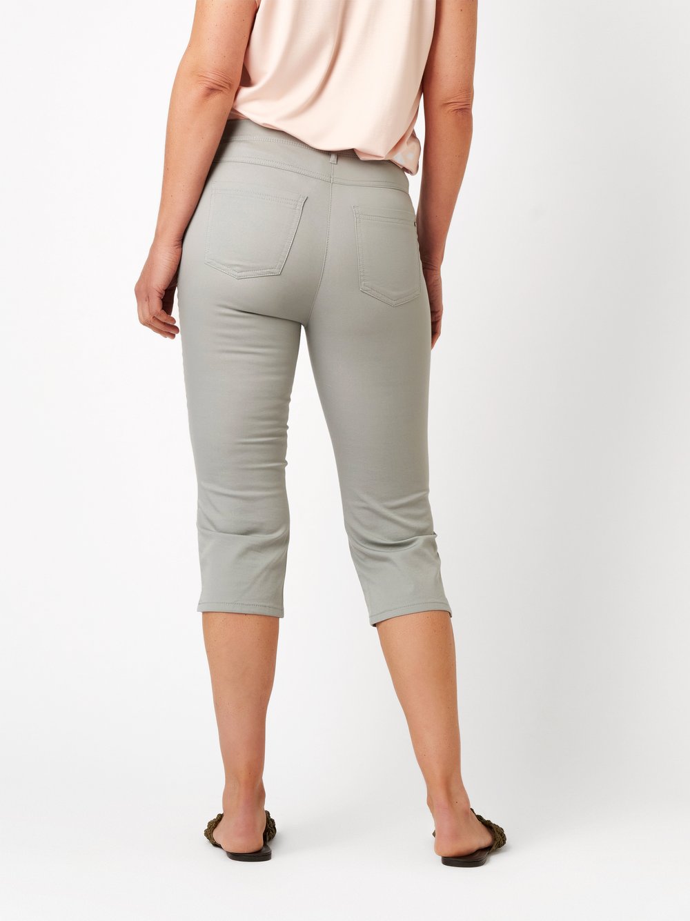 Damenhose Meine beste Freundin Capri in light khaki, Sommerliche Capri-Hose, Rueckansicht am Model getragen