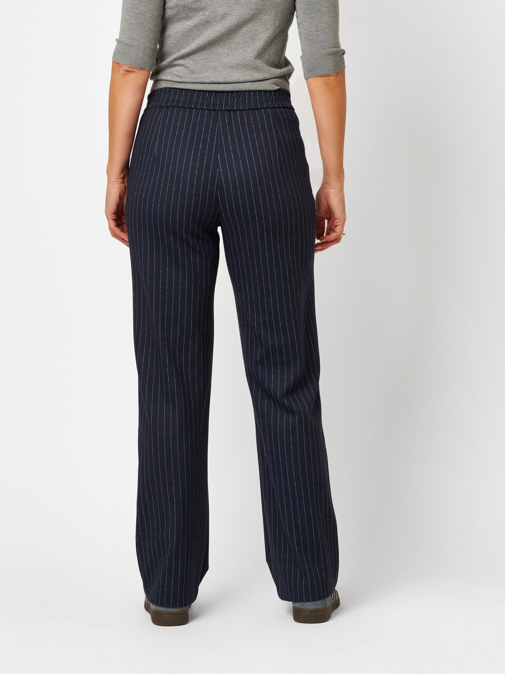 Damenhose Scarlet Wide in Marine, Weite Nadelstreifenhose, Rueckansicht am Model getragen