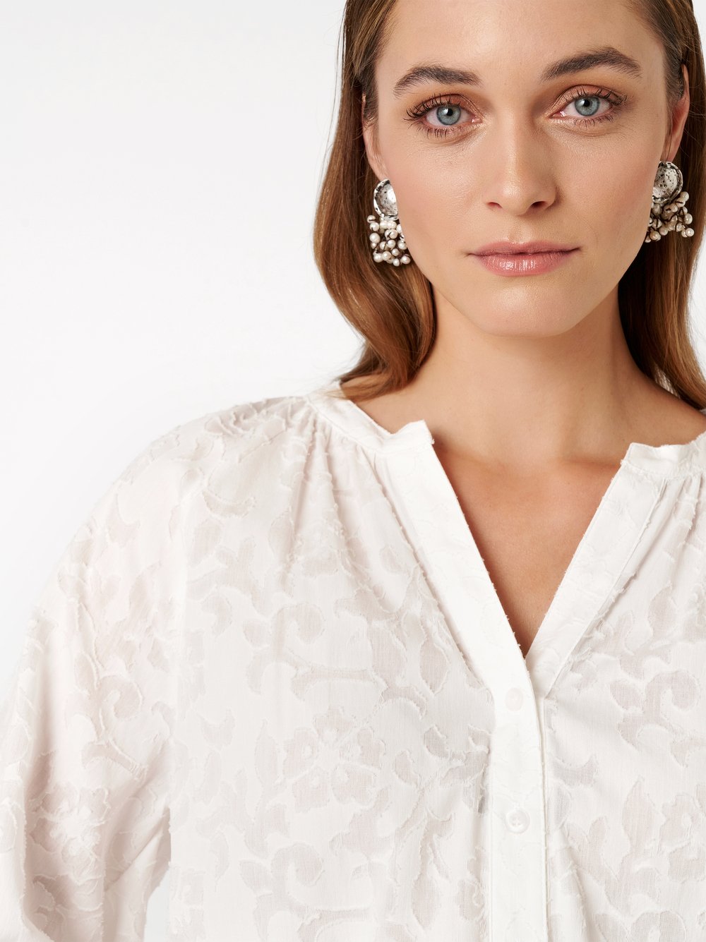 Damenbluse Conni in offwhite, Bluse mit strukturiertem Bluetendesign, Detailansicht