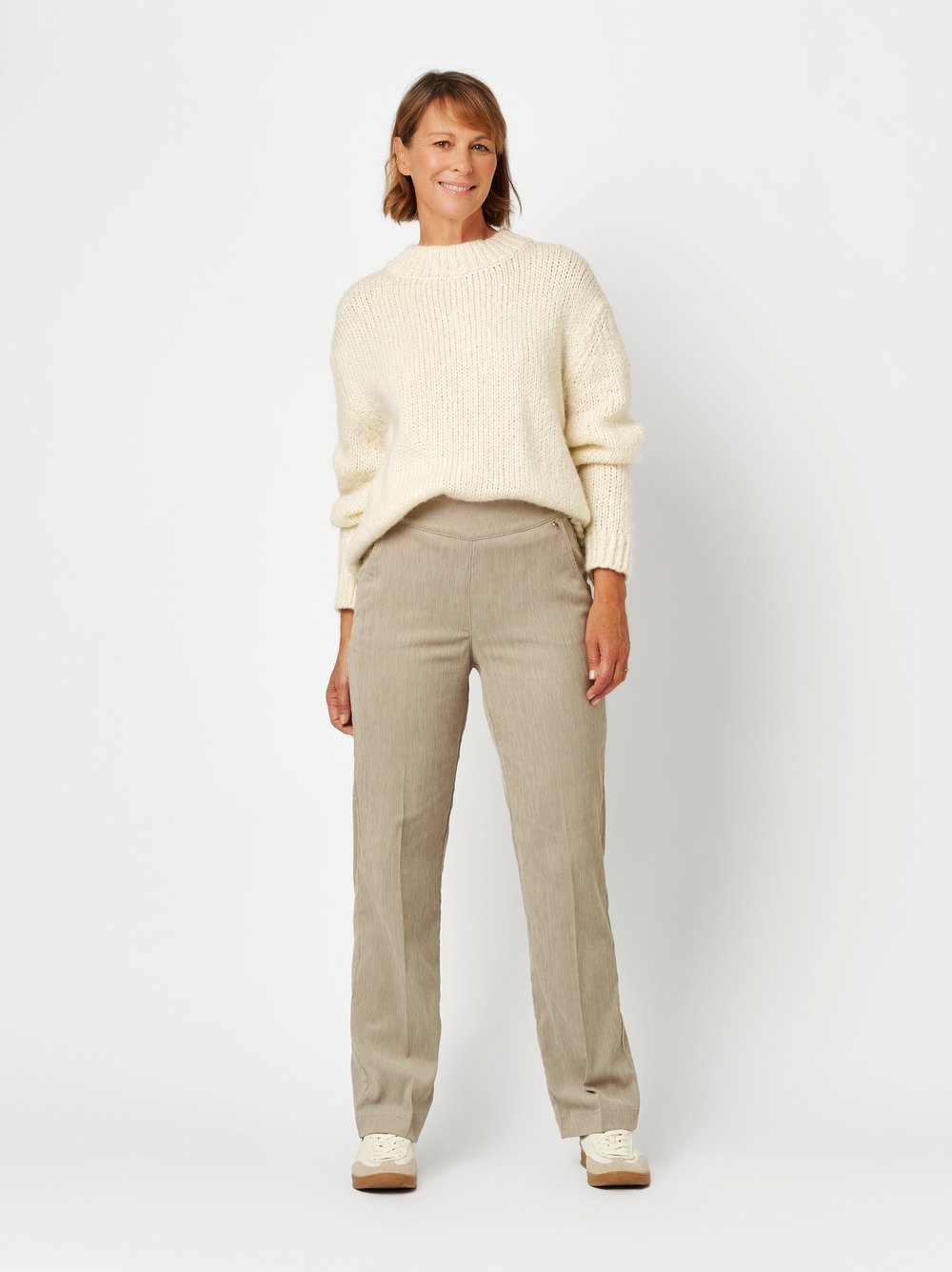 Damenhose Scarlet Wide in Sand, Weite Cordhose, Outfitansicht am Model