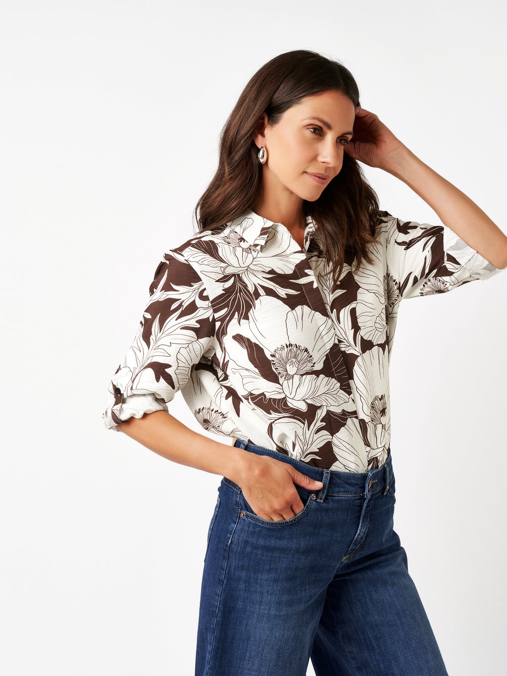 Womens blouse Clay in offwhite / brown, blouse with floral print and crepe texture, front view worn by model