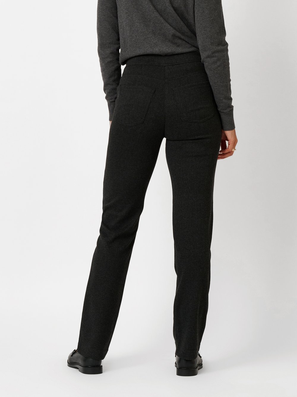 Damenhose Alice in Anthrazit, Schlupfhose mit Fischgratmuster, Rueckansicht am Model getragen