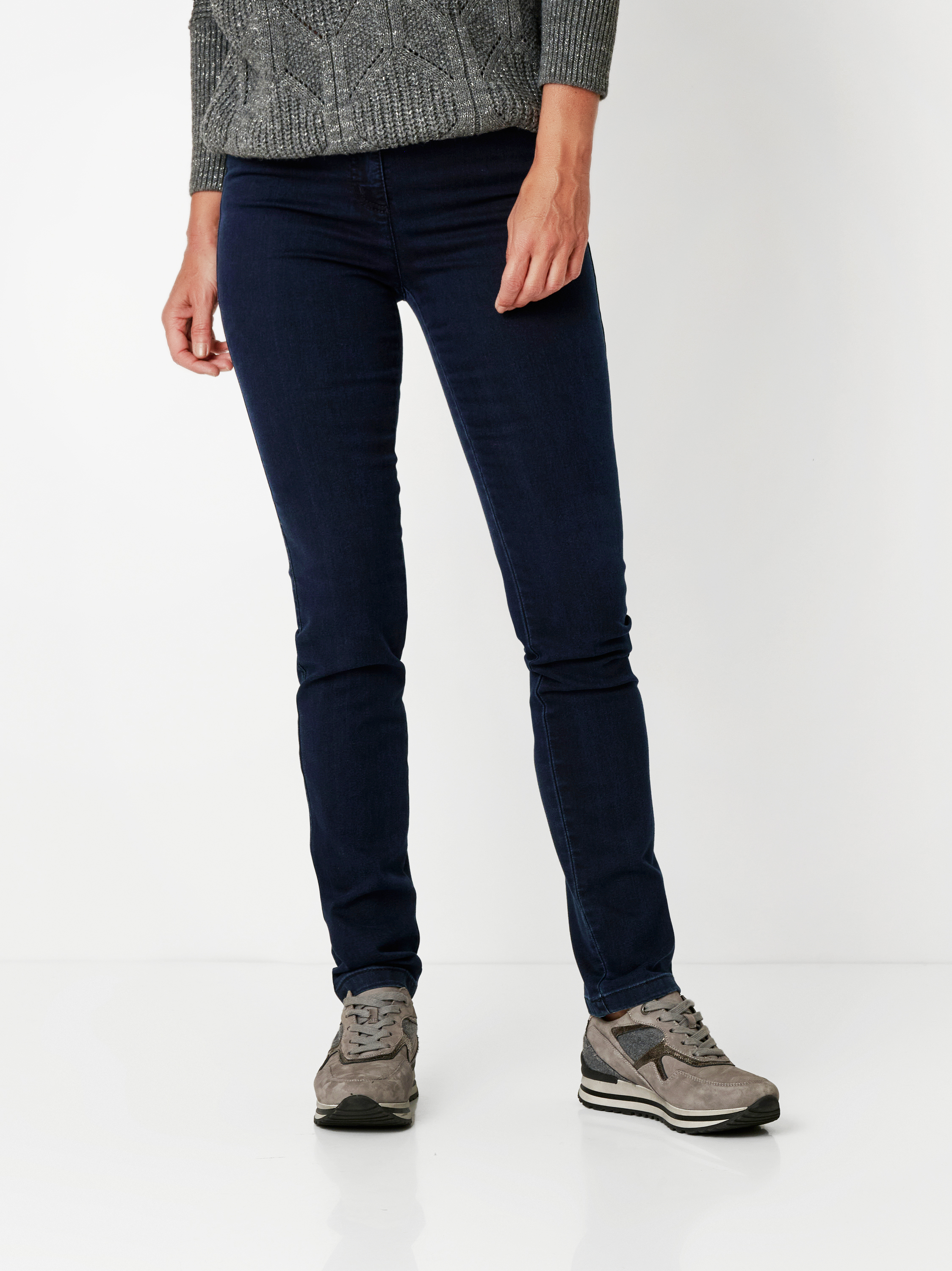 Damenhose Meine beste Freundin Slim in dark blue, schmale 5-Pocket Hose, Outfitansicht am Model
