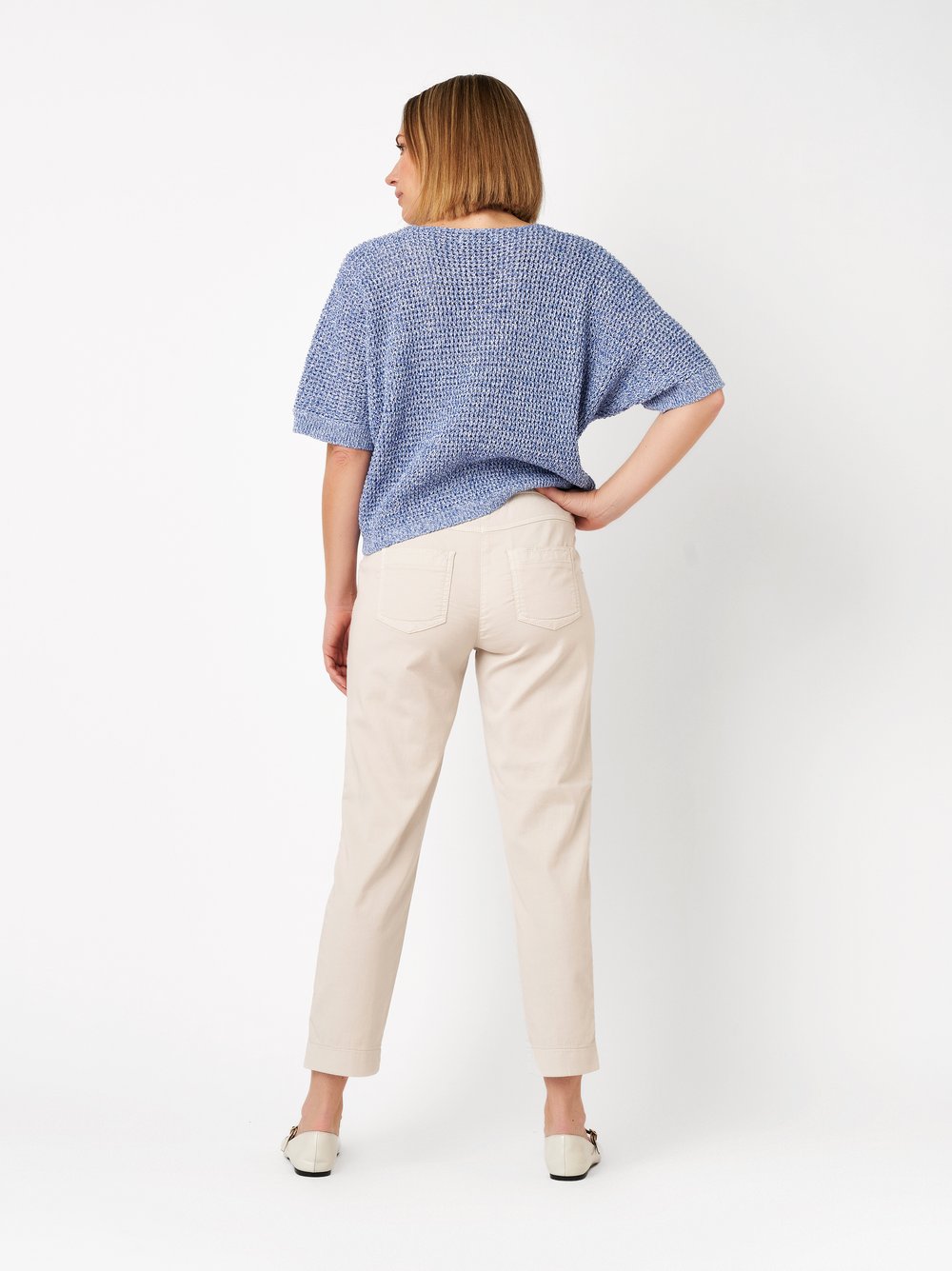 Damenhose Sue 7/8 in sand, Luftige 7/8-Jogpants, Rueckansicht am Model getragen