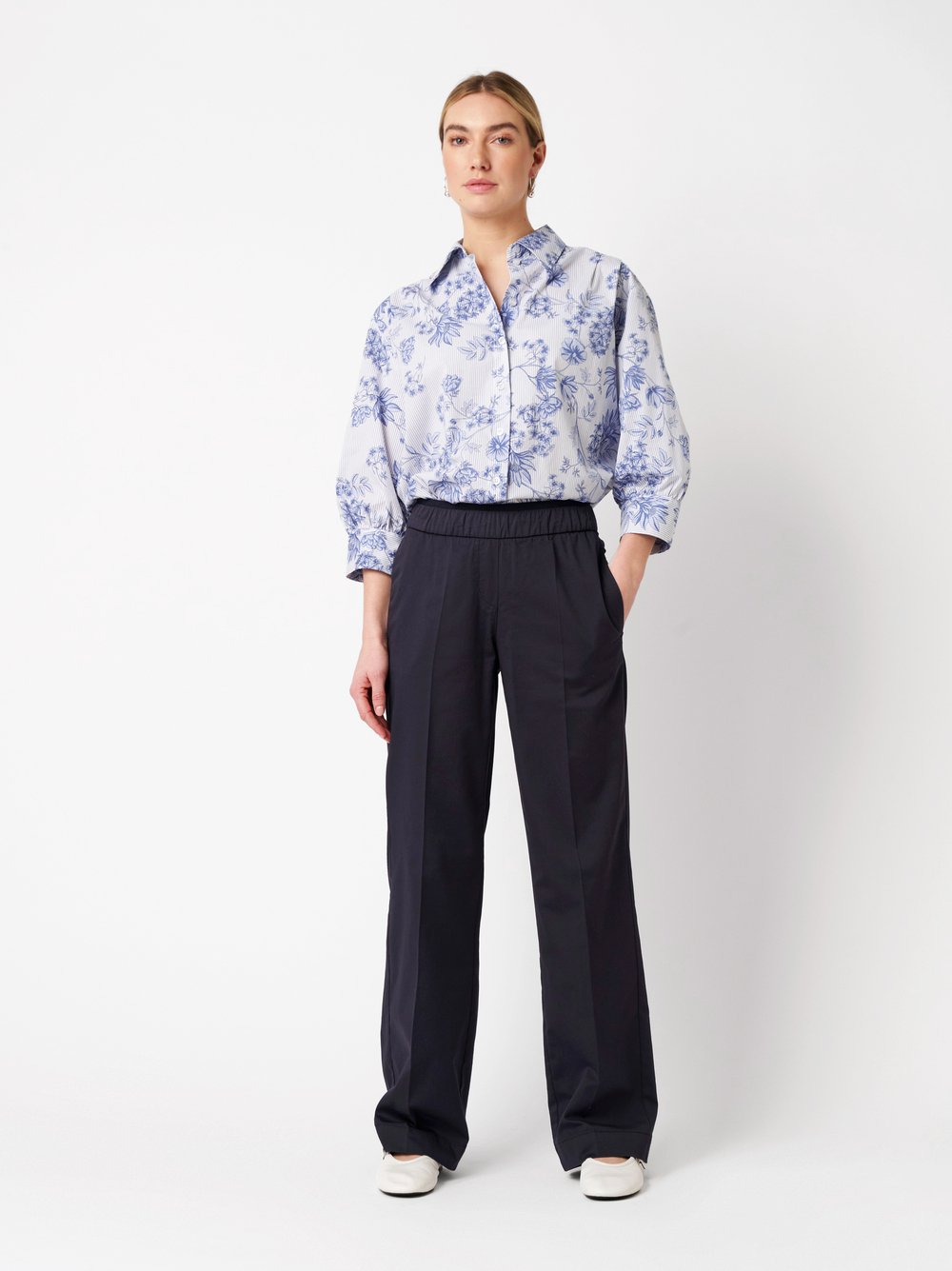 Damenhose Sue Wide in dark blue, leichte Wide Leg mit raffiniertem Bund, Outfitansicht am Model