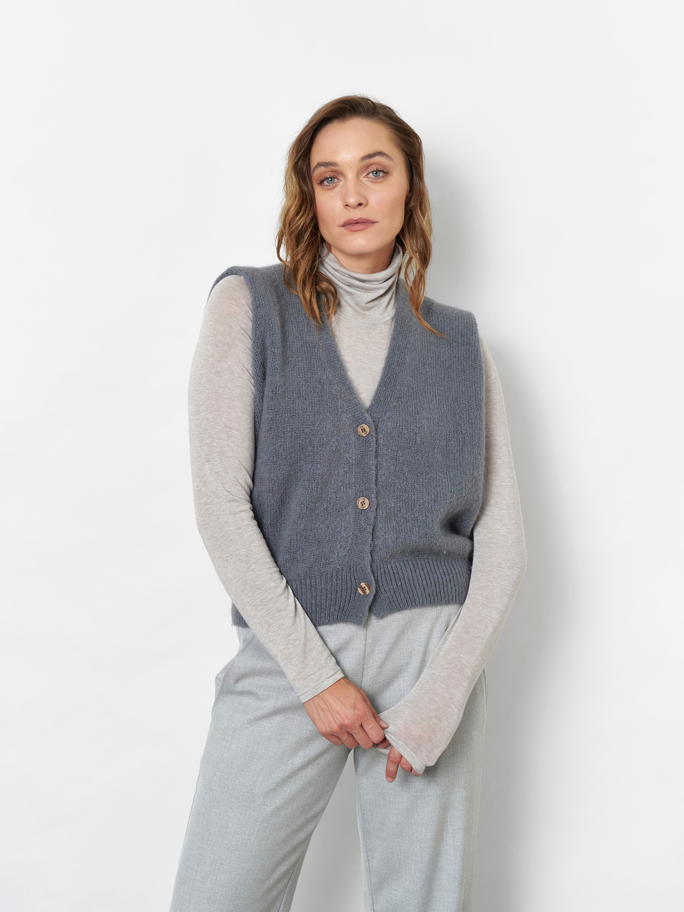 Damenweste Ilona in Grau, Strickweste im Boxy-Cut, Frontansicht am Model getragen