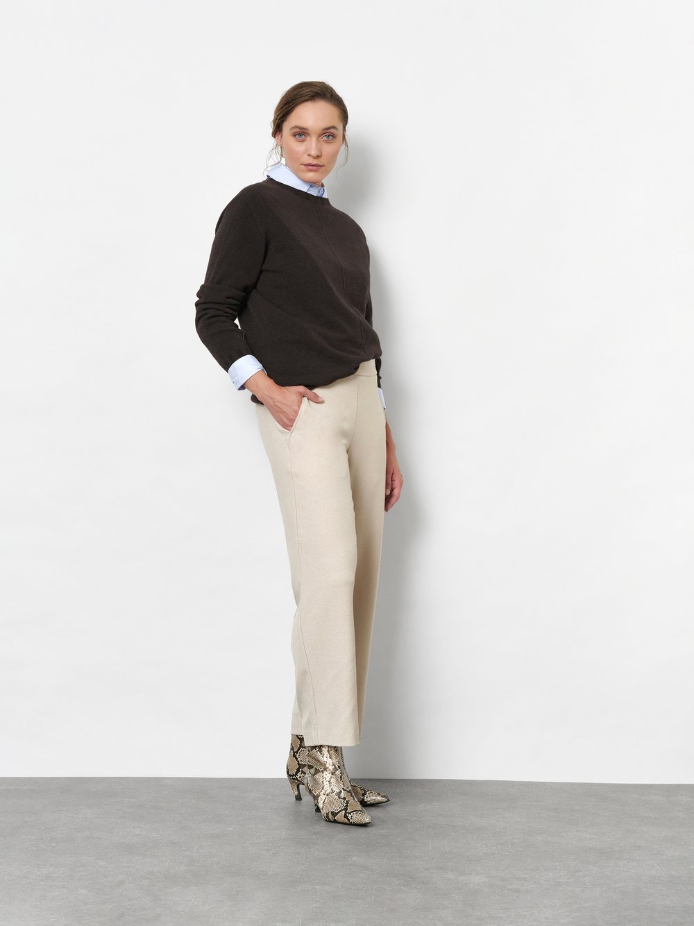 Damenhose Sue 7/8 in Creme, Weite 7/8-Hose aus Gabardine, Frontansicht am Model getragen