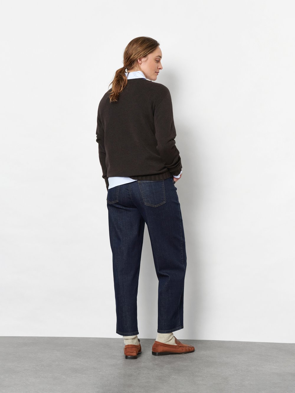 Damenjeans Liv Barrel in Dark Blue, barrel-Jeans mit markanten Naehten, Rueckansicht am Model getragen