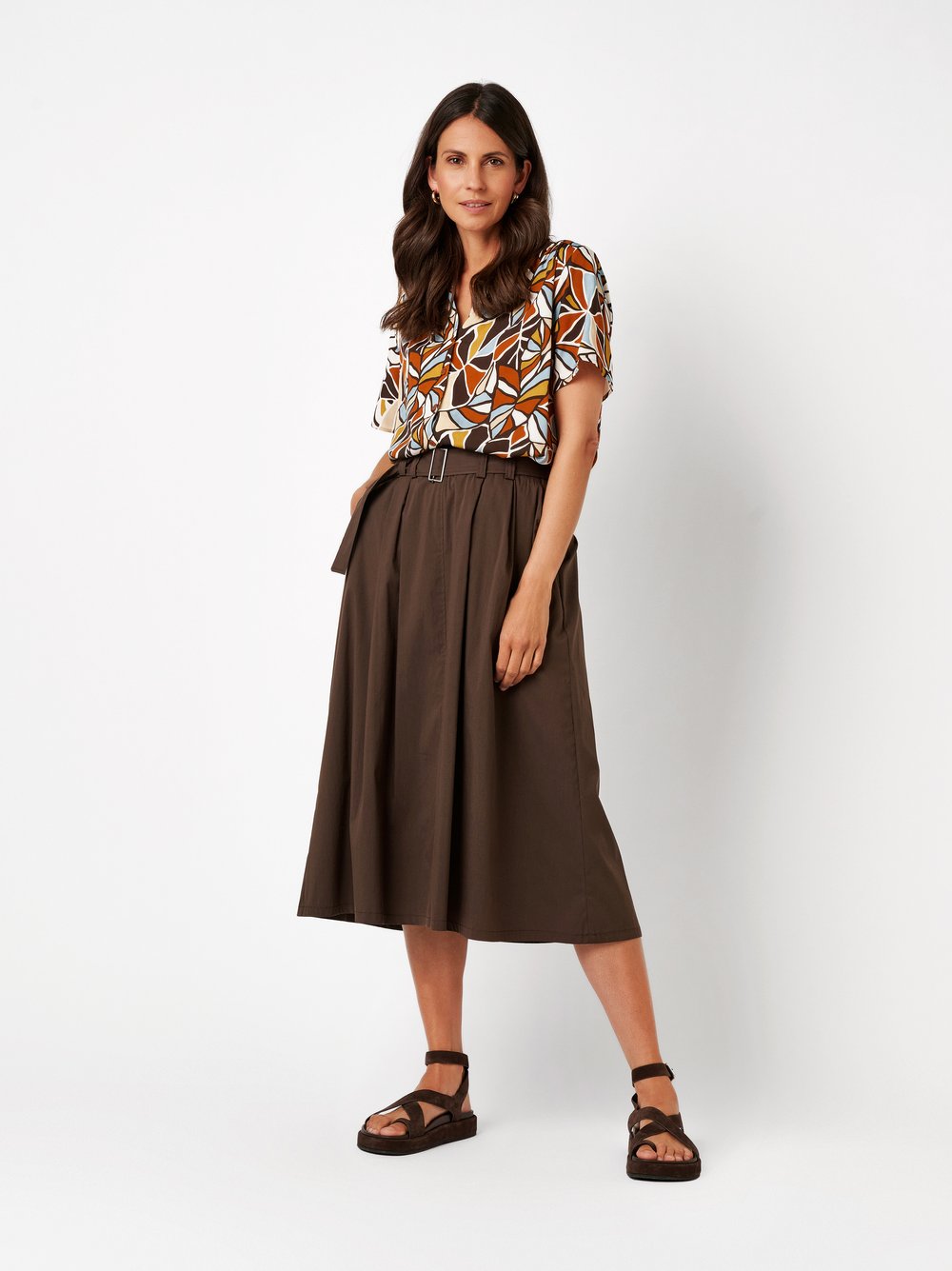 Damenrock Midi Skirt in dark brown, midi-Rock mit Bundfalten und Guertel, Frontansicht am Model getragen