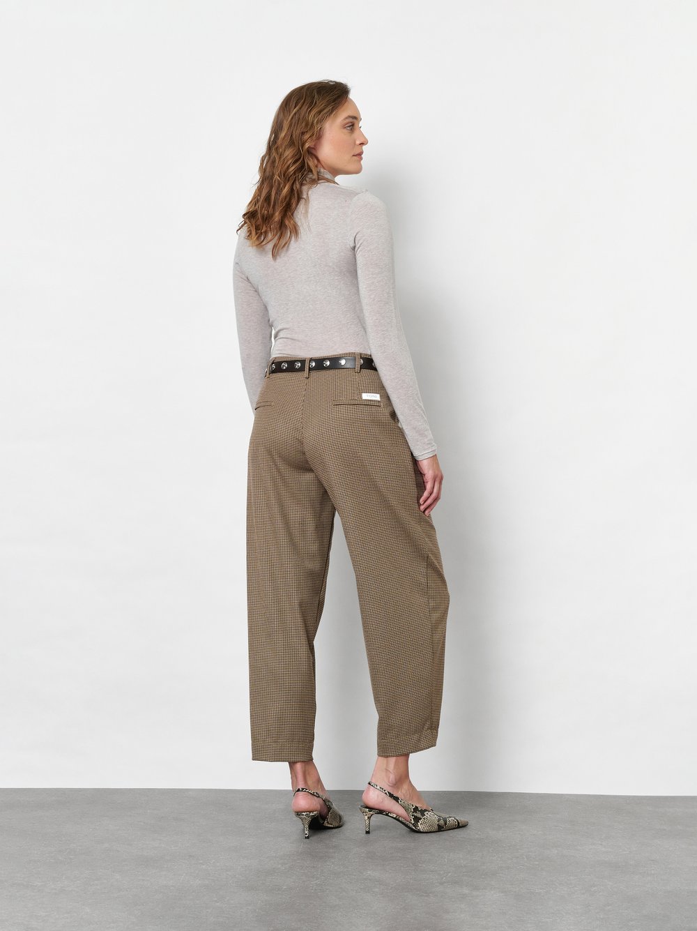 Damenhose Elli Barrel in Camel, barrel-Fit Hose mit feinem Pepitamuster, Rueckansicht am Model getragen
