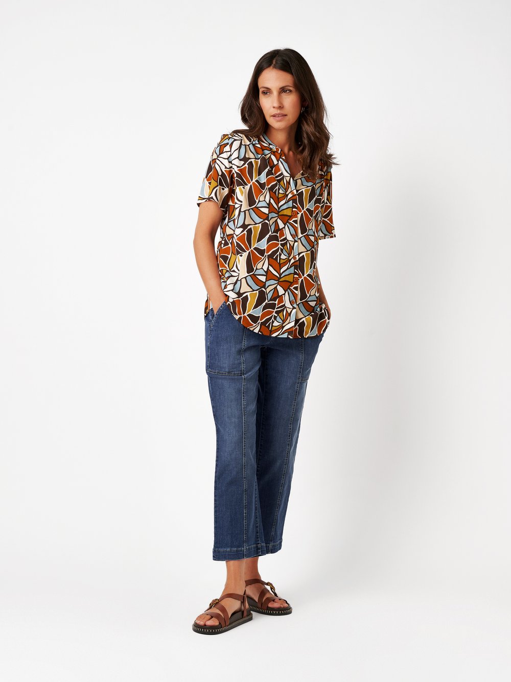 Womens blouse Bella in multicolour, short-sleeve blouse with an art-inspired floral pr, outfit view worn by model
