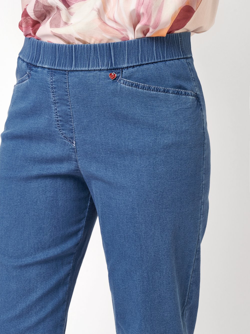 Womens trousers Scarlet 3/4 in blue, relaxed 3/4-length trousers with a pull-on waistba, detail view