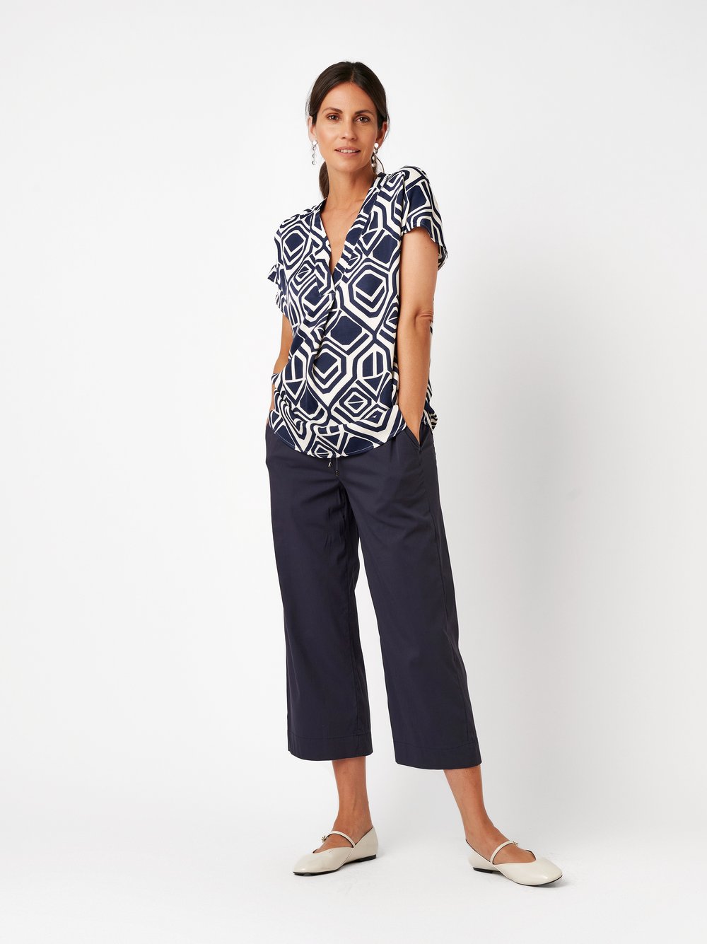 Womens blouse Amba in dark blue / offwhite, bluse top with graphic print, outfit view worn by model