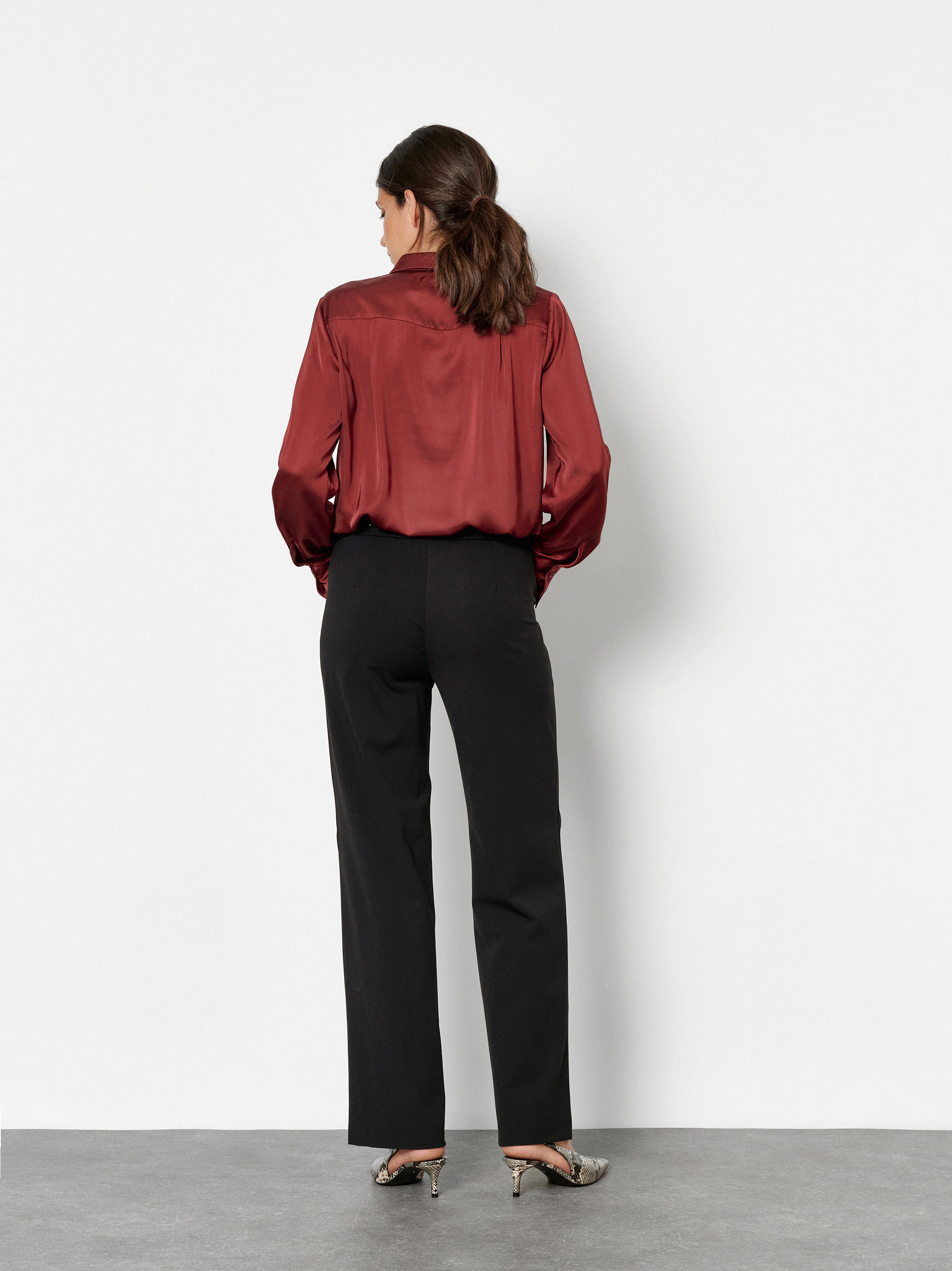 Damenhose Sue Wide in Schwarz, wide-Leg Hose mit Tunnelzug, Rueckansicht am Model getragen