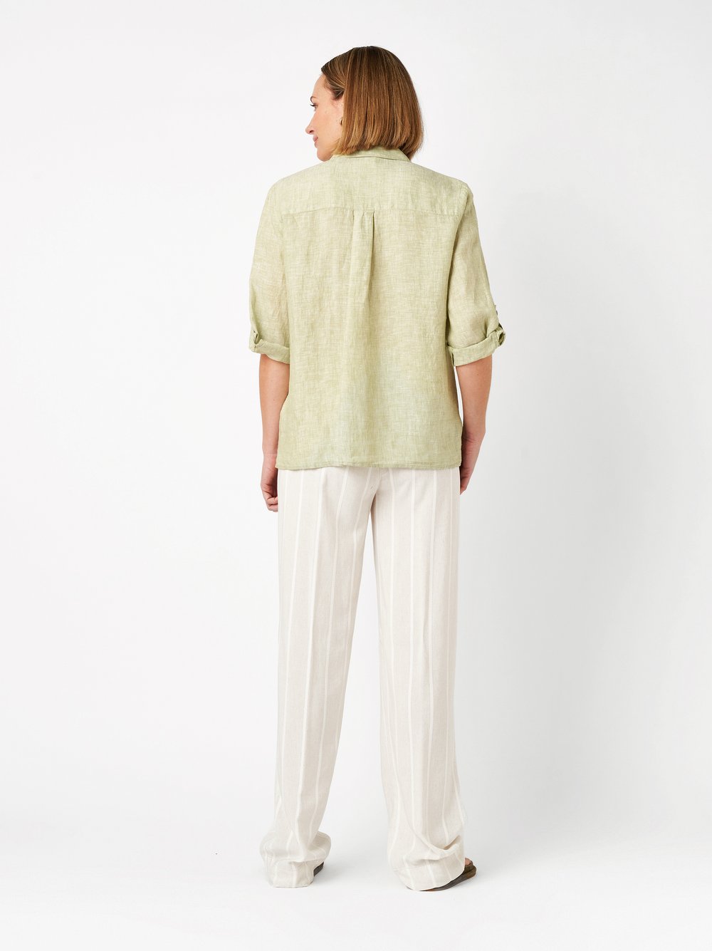 Damenhose Pia Wide in beige / offwhite, weite, gestreifte Leinenhose, Rueckansicht am Model getragen