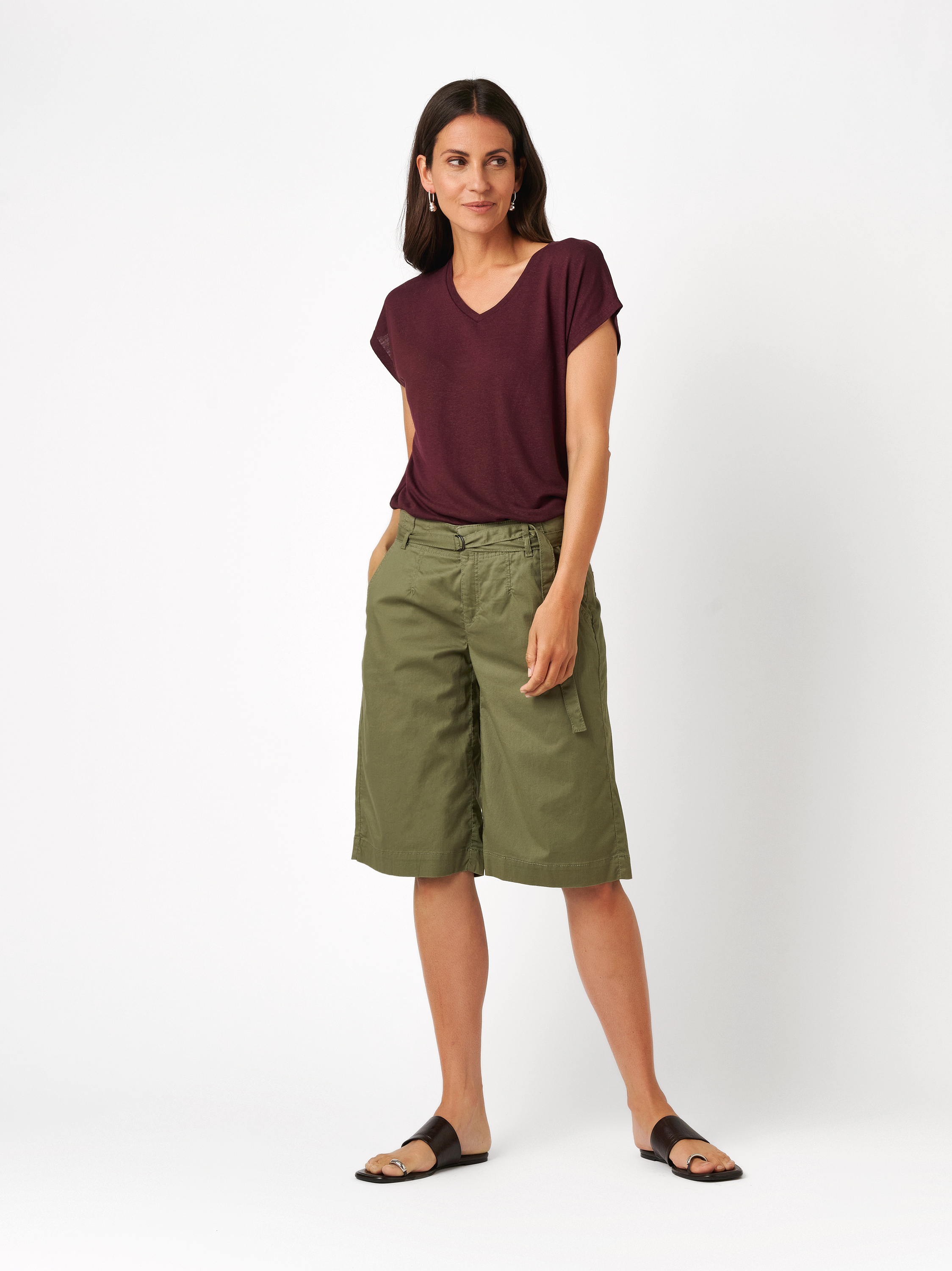 Damenshorts Liv Bermuda in khaki, Weite Bermuda mit Guertel, Outfitansicht am Model