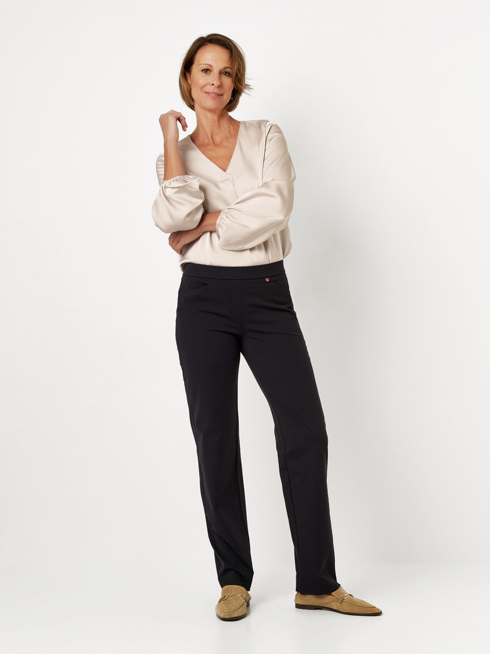 Damenhose Scarlet Wide in navy, entspannte Jerseyhose, Outfitansicht am Model