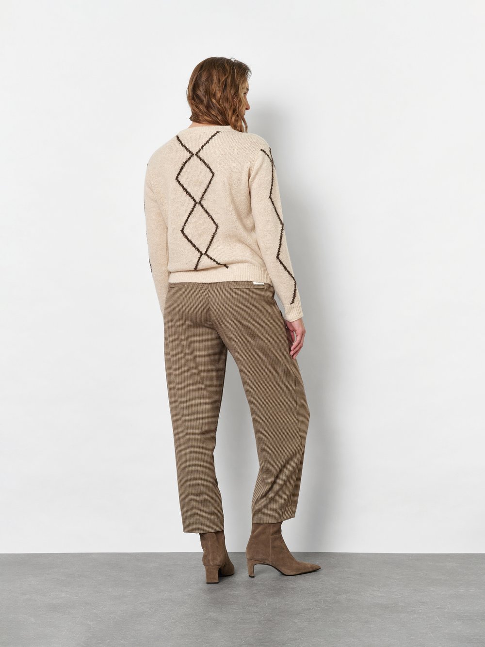 Damenpullover Hedi in Beige, Strickpullover mit Rautendesign, Rueckansicht am Model getragen