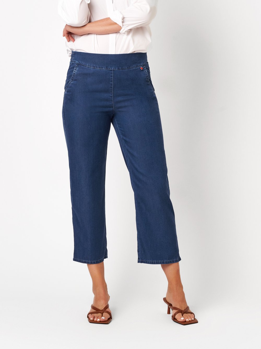 Damenjeans Scarlet 3/4 in mid blue, Weite 3/4-Hose, Frontansicht am Model getragen