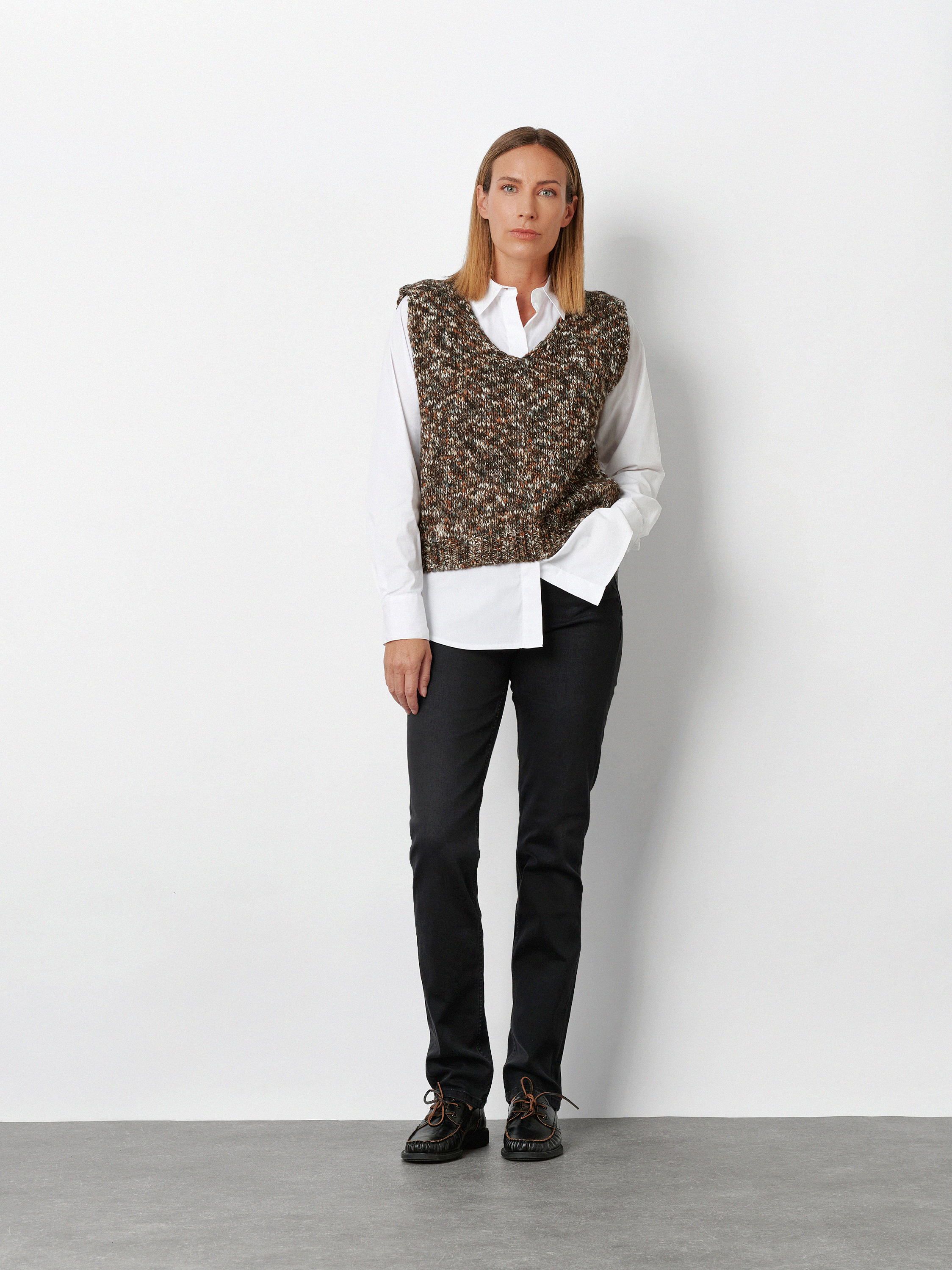 Damenjeans Be Loved in Anthrazit, slim-Fit Jeans mit hohem Bund, Outfitansicht am Model