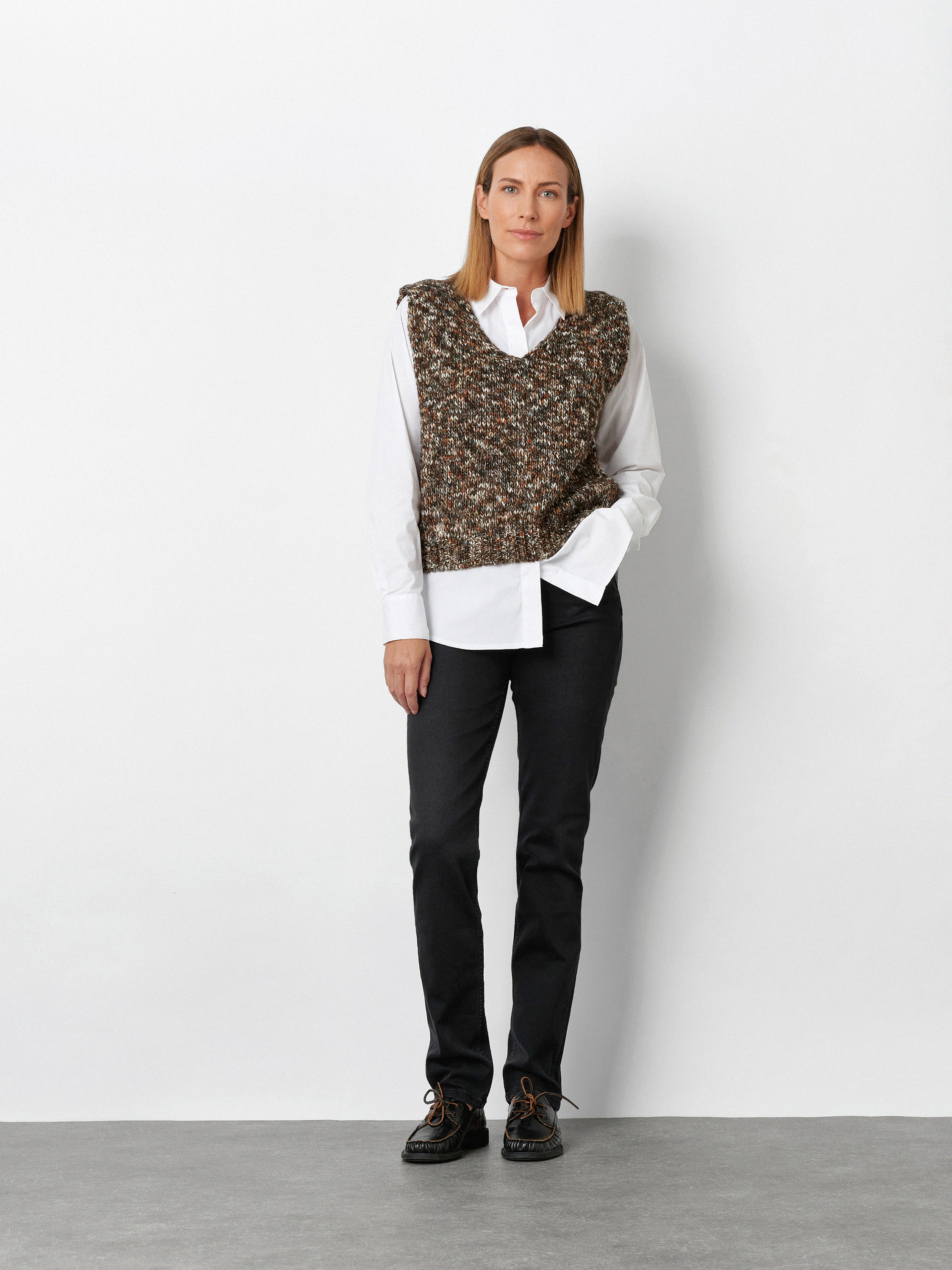 Damenjeans Be Loved in Anthrazit, slim-Fit Jeans mit hohem Bund, Outfitansicht am Model