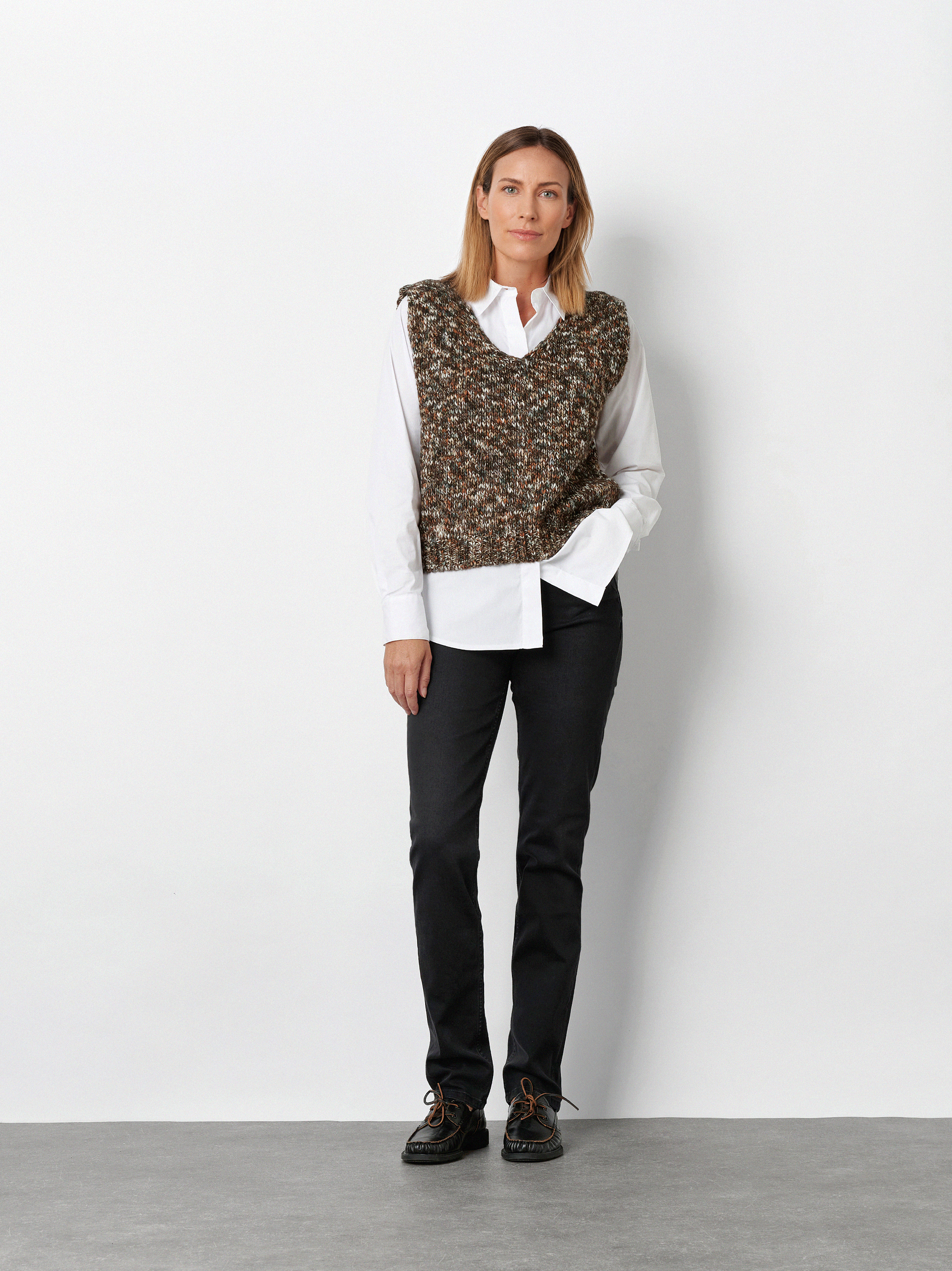 Damenjeans Be Loved in Anthrazit, slim-Fit Jeans mit hohem Bund, Outfitansicht am Model