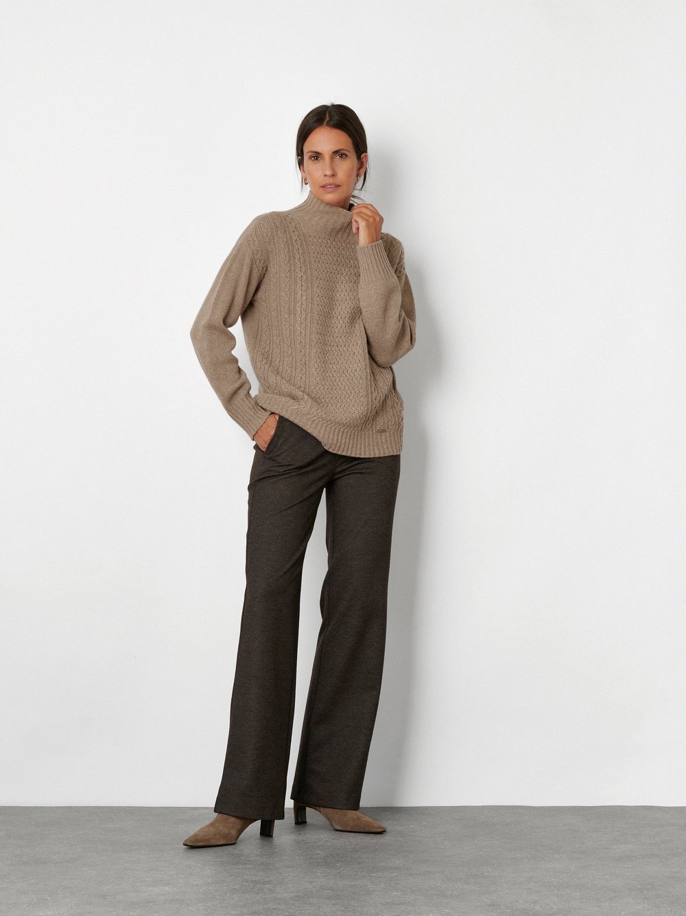 Damenpullover Hedi in Braun, Pullover mit Kaschmir und Zopfmuster, Outfitansicht am Model