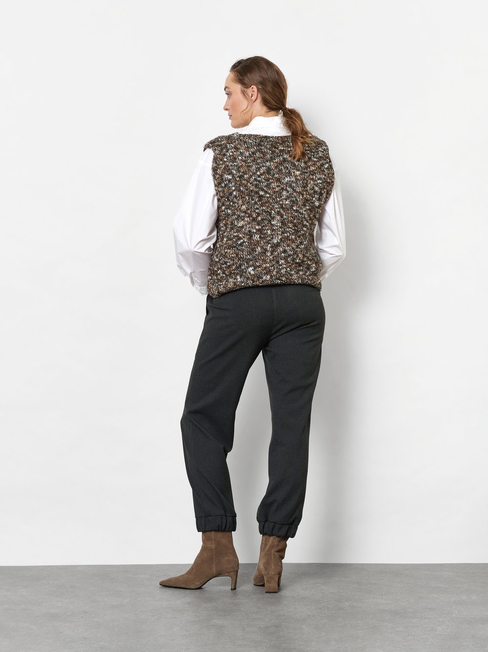 Damenhose Sue Jogpants in Anthrazit, Moderne Jogpants aus Gabardine, Rueckansicht am Model getragen