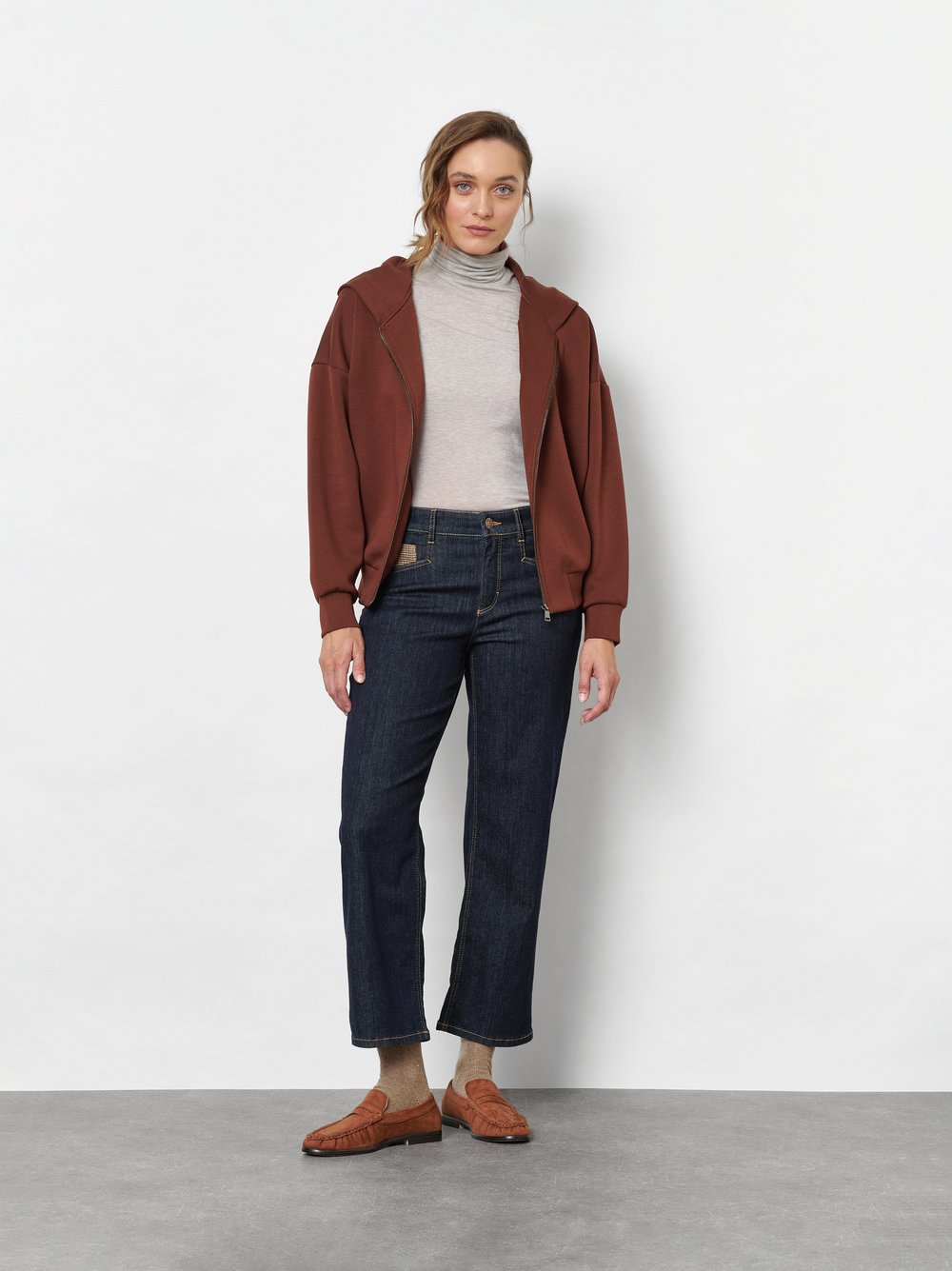 Damenjeans Liv 7/8 in Rinsed Blue, 7/8-Jeans mit Taschendetail, Outfitansicht am Model