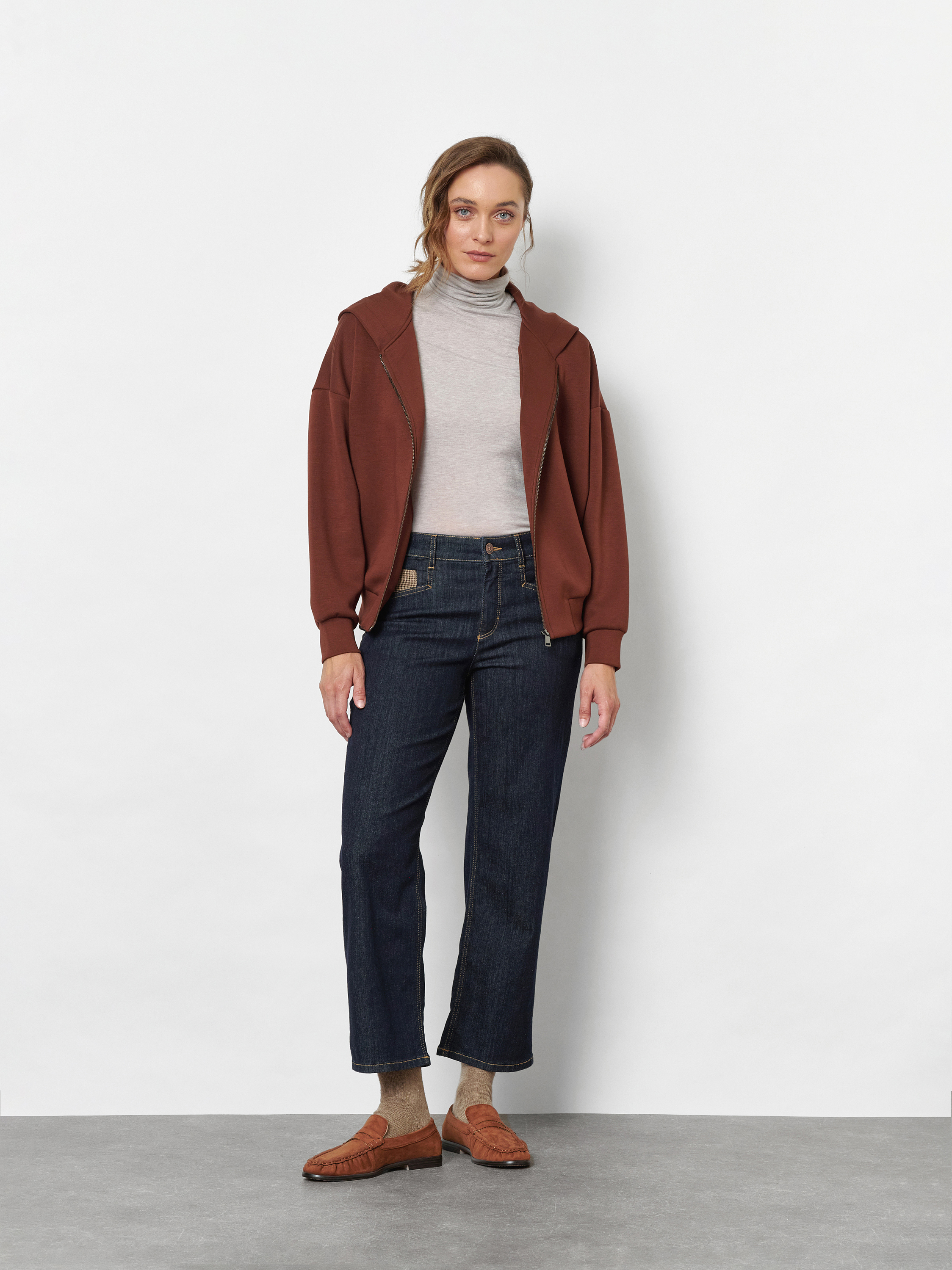 Damenjeans Liv 7/8 in Rinsed Blue, 7/8-Jeans mit Taschendetail, Outfitansicht am Model