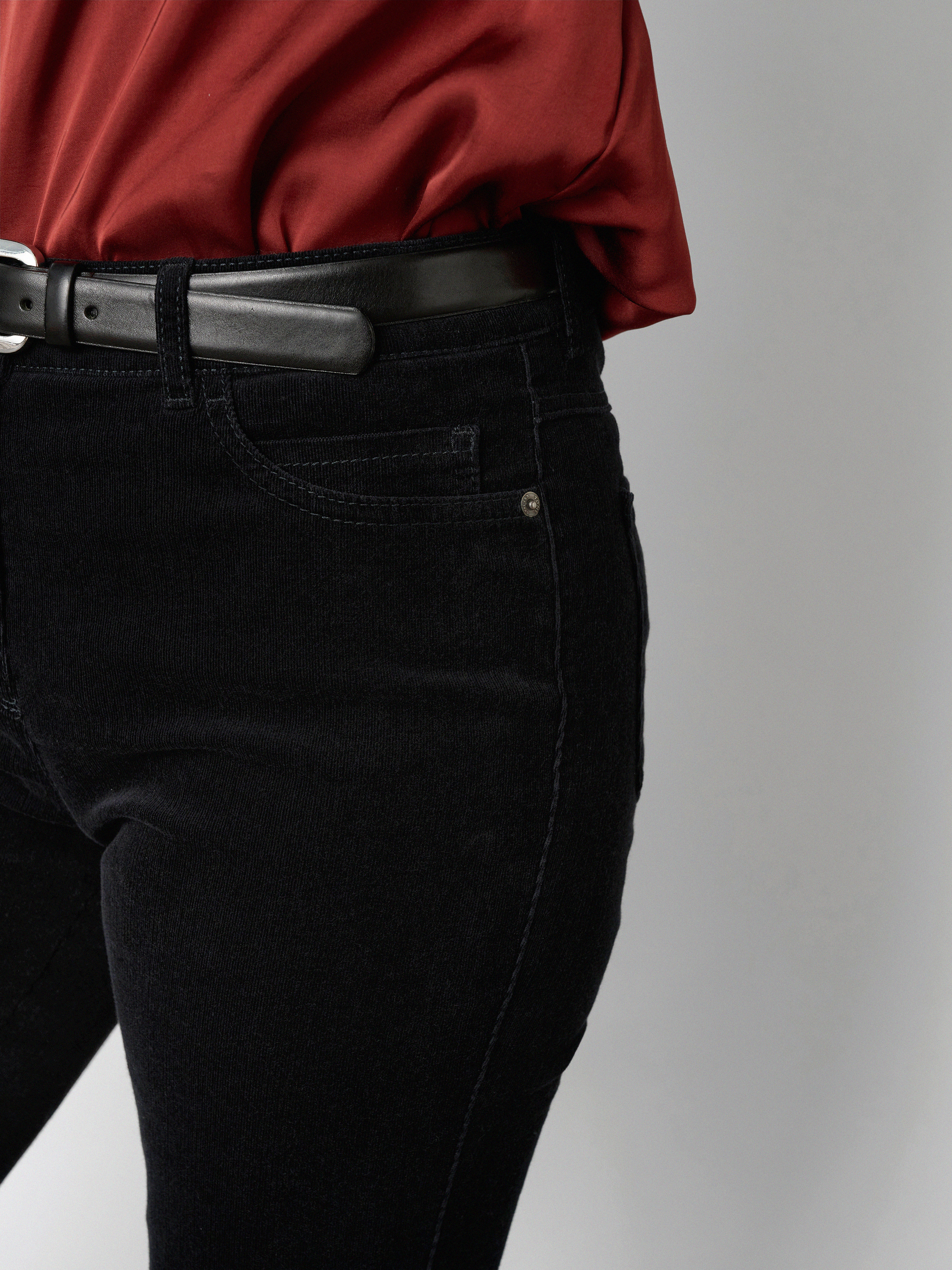 Womens trousers Be Loved in Black, high-waist corduroy trousers, detail view