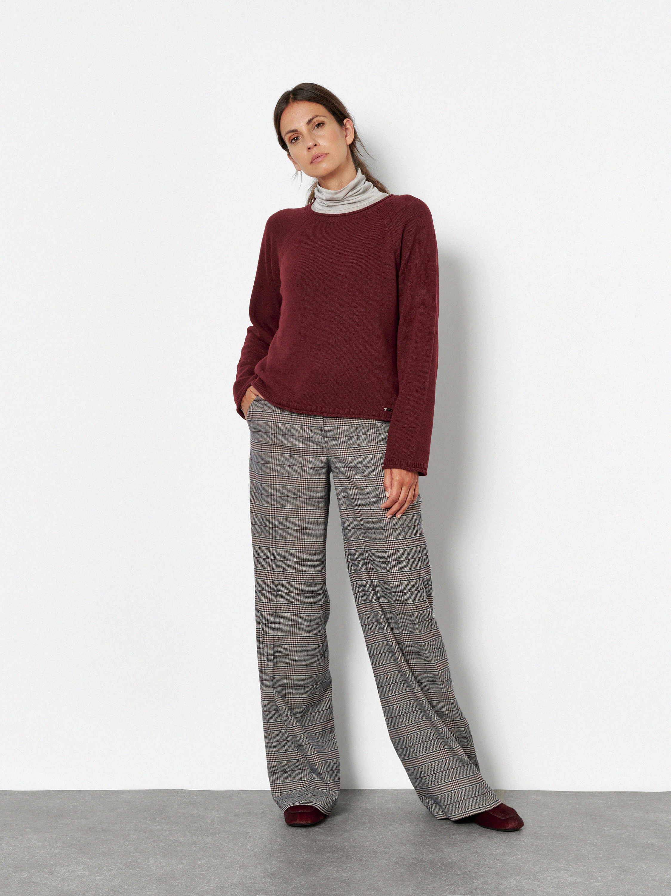 Damenhose Luisa Palazzo in Braun, wide-Leg Hose mit Karomuster, Outfitansicht am Model
