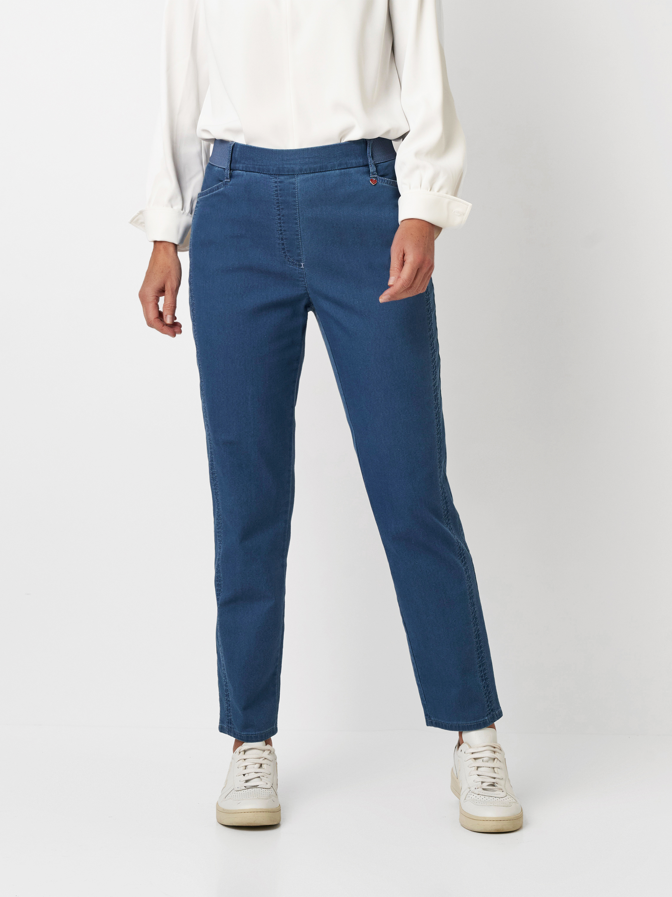 Womens trousers Alice Slim 7/8 in blue, 7/8 trousers with a sporty elastic waistband, front view worn by model