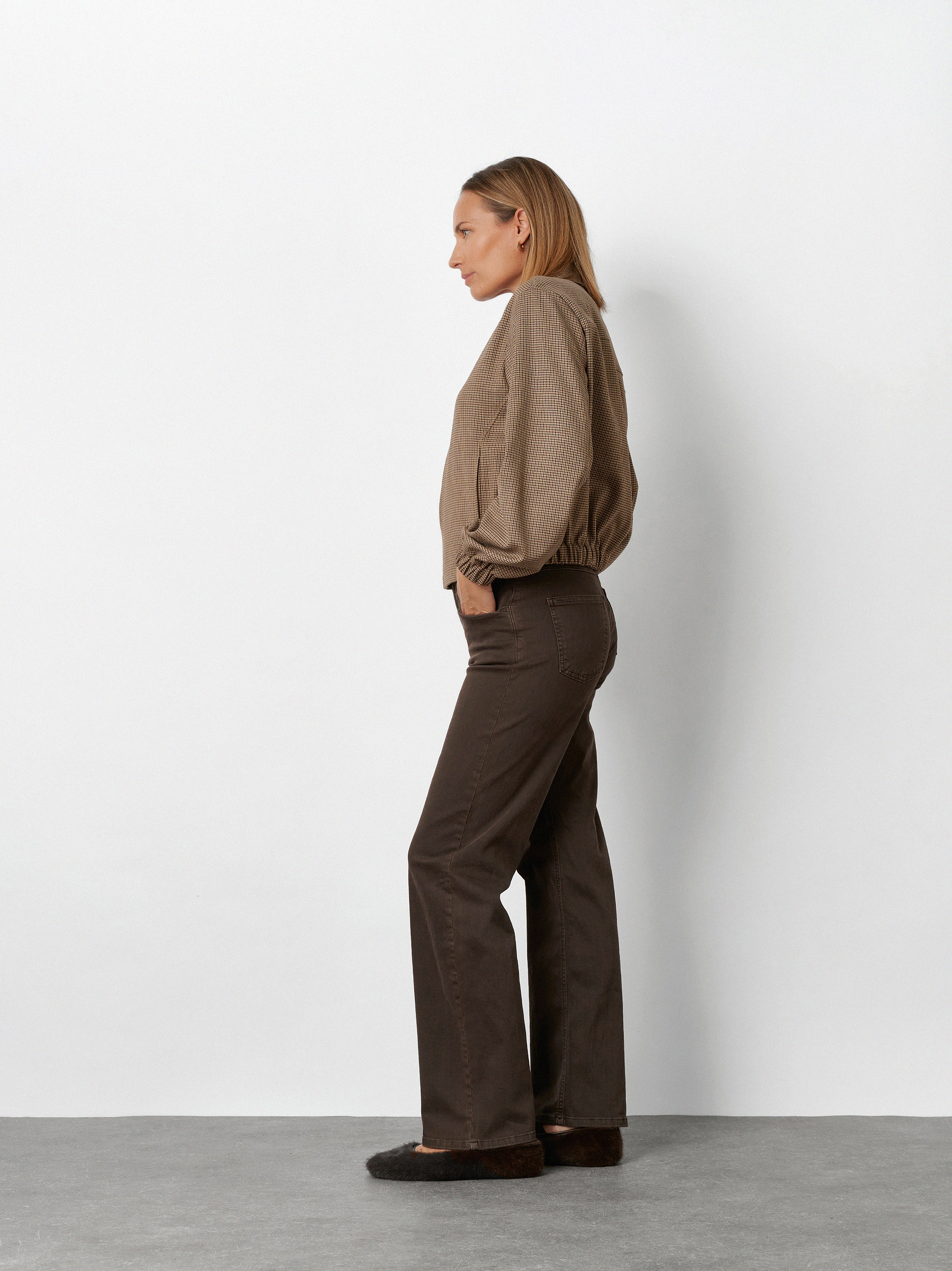 Womens jeans Liv Straight in Dark Brown, straight-fit jeans, outfit view worn by model