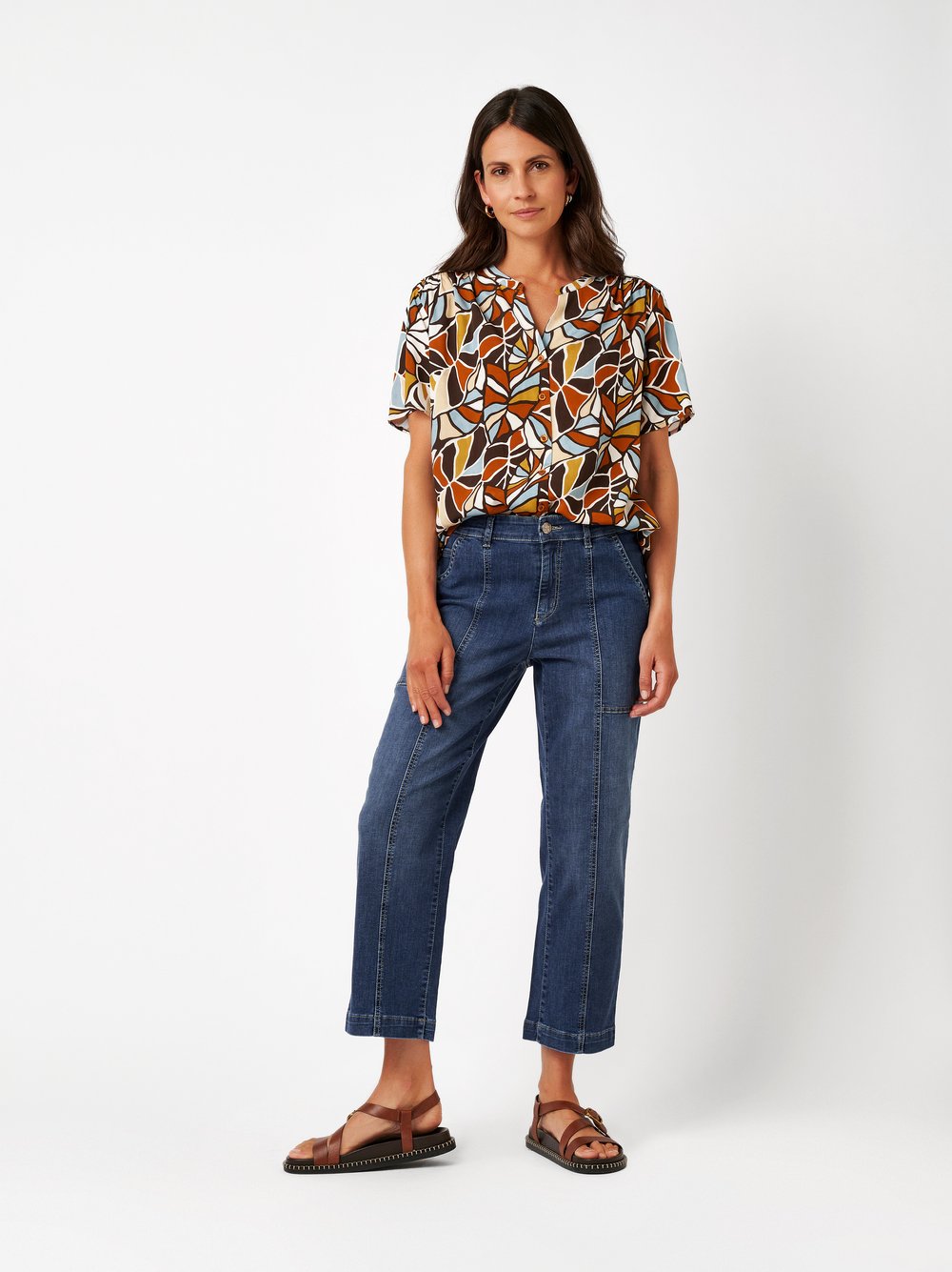 Damenjeans Liv 7/8 in mid blue, 7/8-Jeans mit markanten Teilungsnaehten, Frontansicht am Model getragen