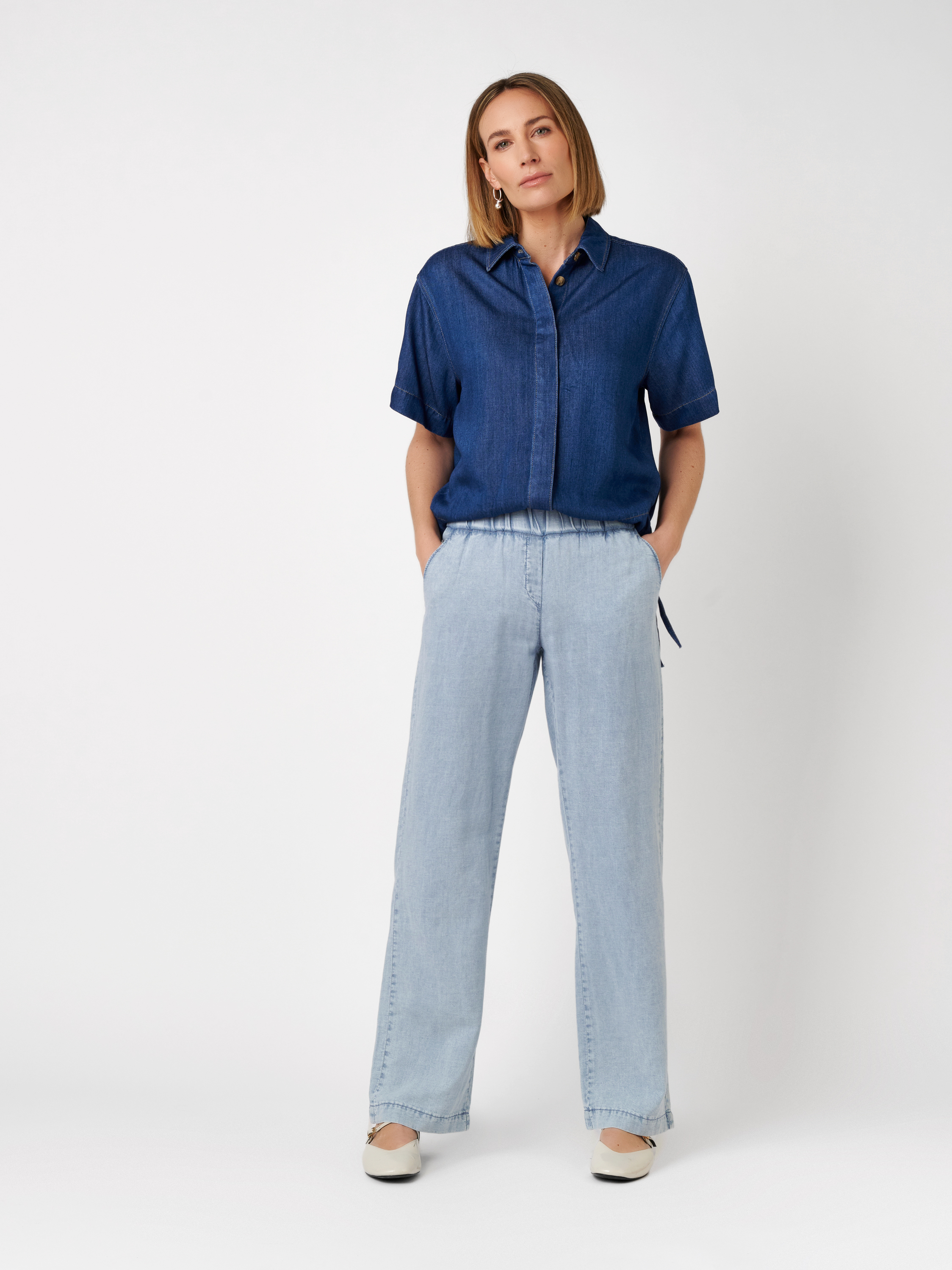 Damenhose Pia Wide in light blue, weite Hose in Denim-Optik, Outfitansicht am Model