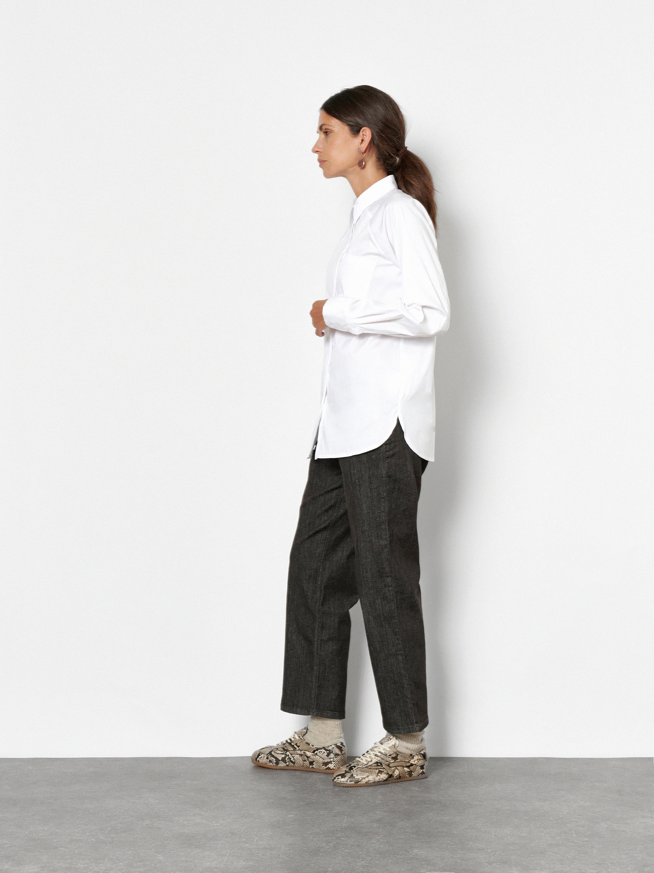 Damenbluse Charly in Weiss, Hemdbluse mit schraeger Brusttasche, Outfitansicht am Model