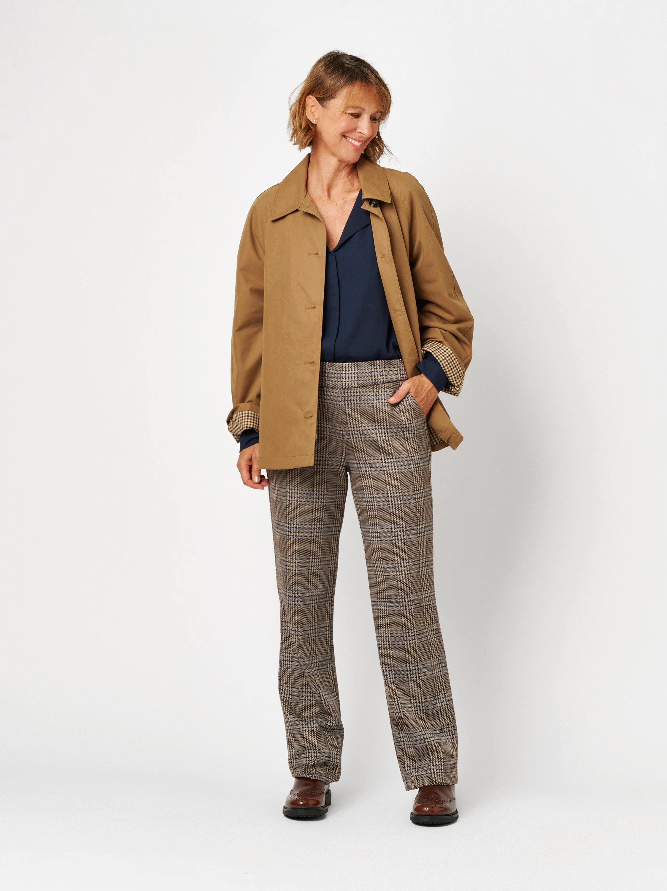 Damenhose Scarlet Wide in Braun, Weite Karohose, Outfitansicht am Model