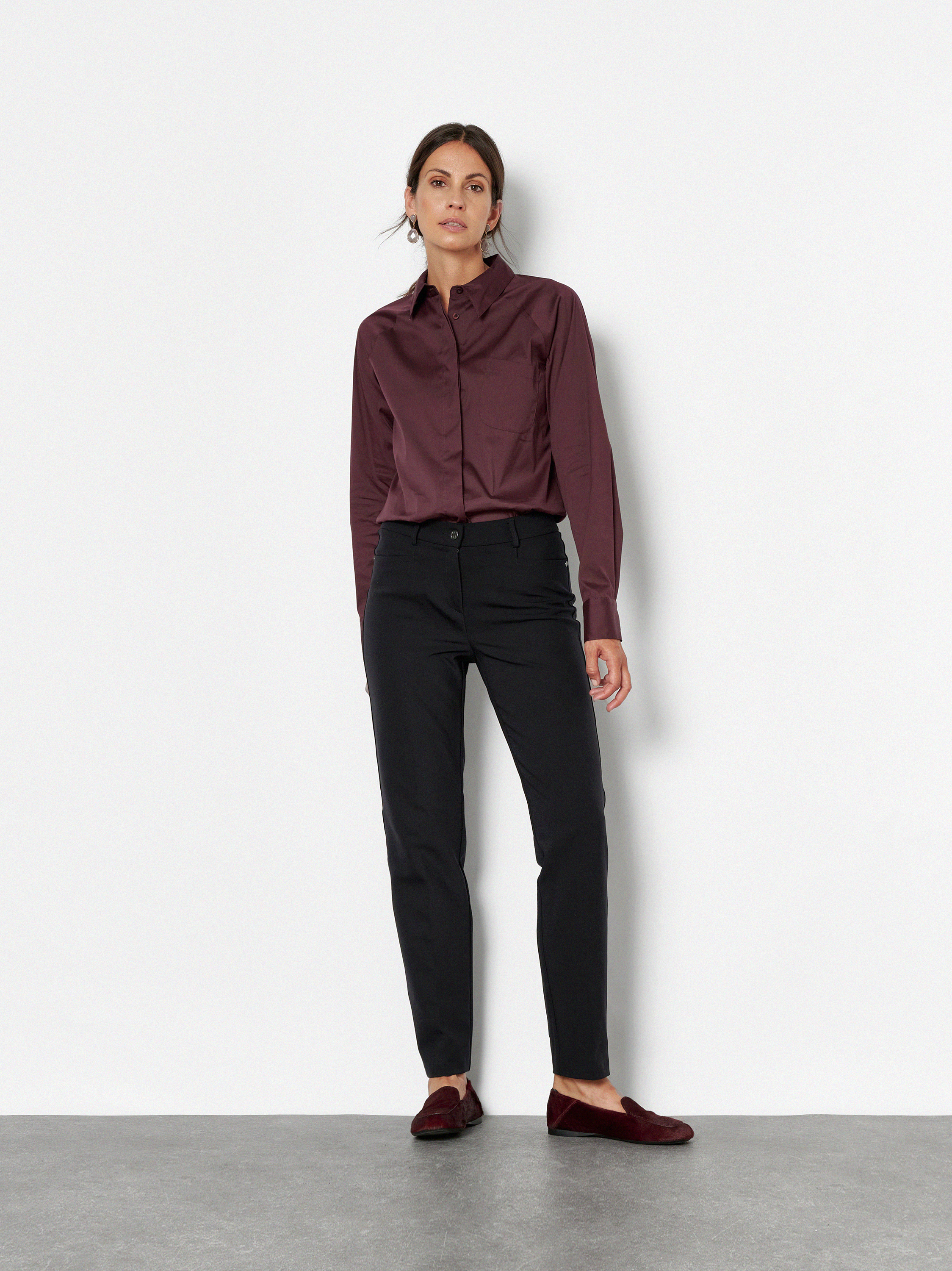 Damenhose Jenny Smart in Schwarz, tailoring-Hose mit Buegelfalten, Outfitansicht am Model