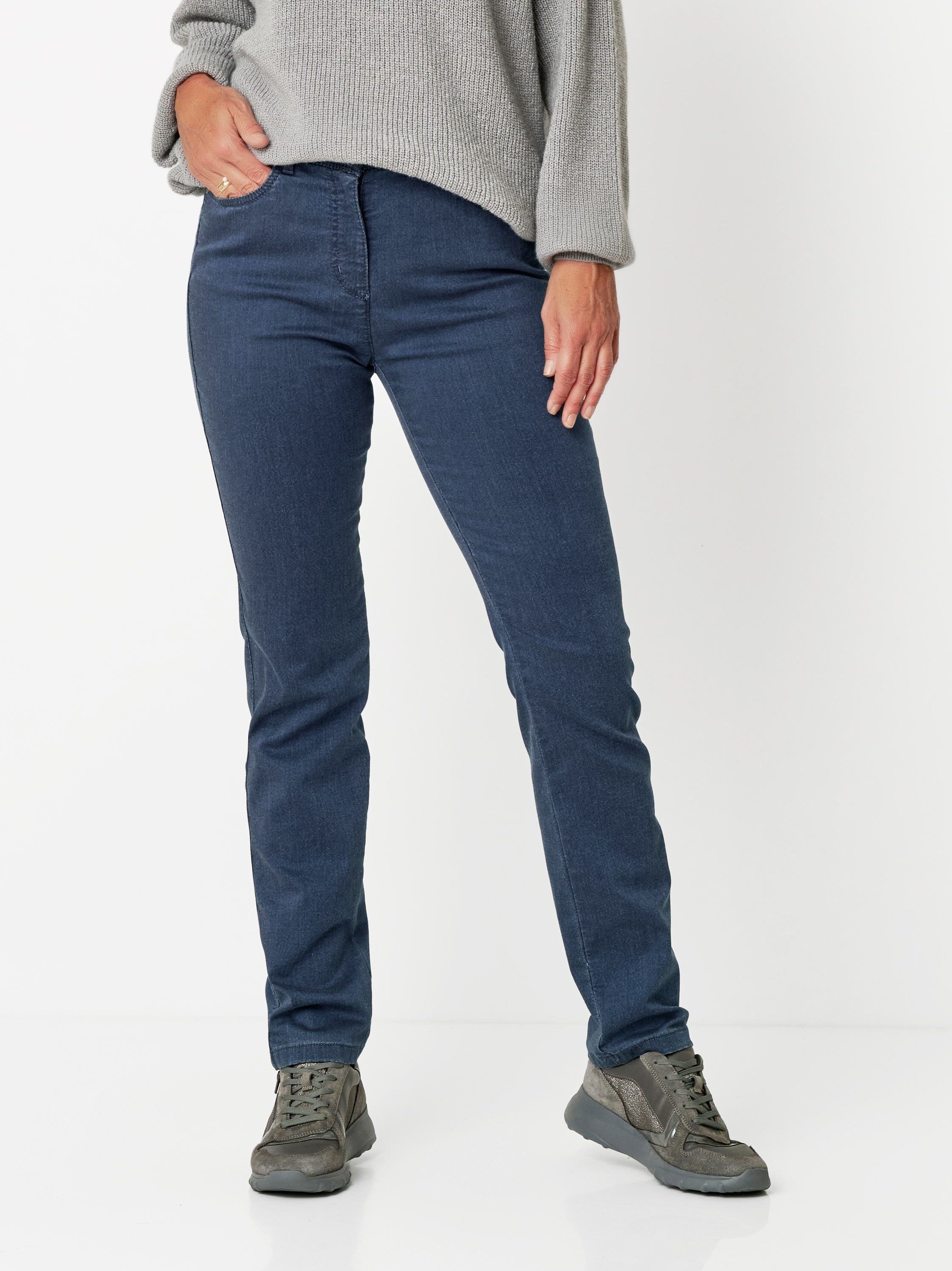 Damenhose Meine beste Freundin Slim in mid blue, schmale 5-Pocket Hose, Outfitansicht am Model