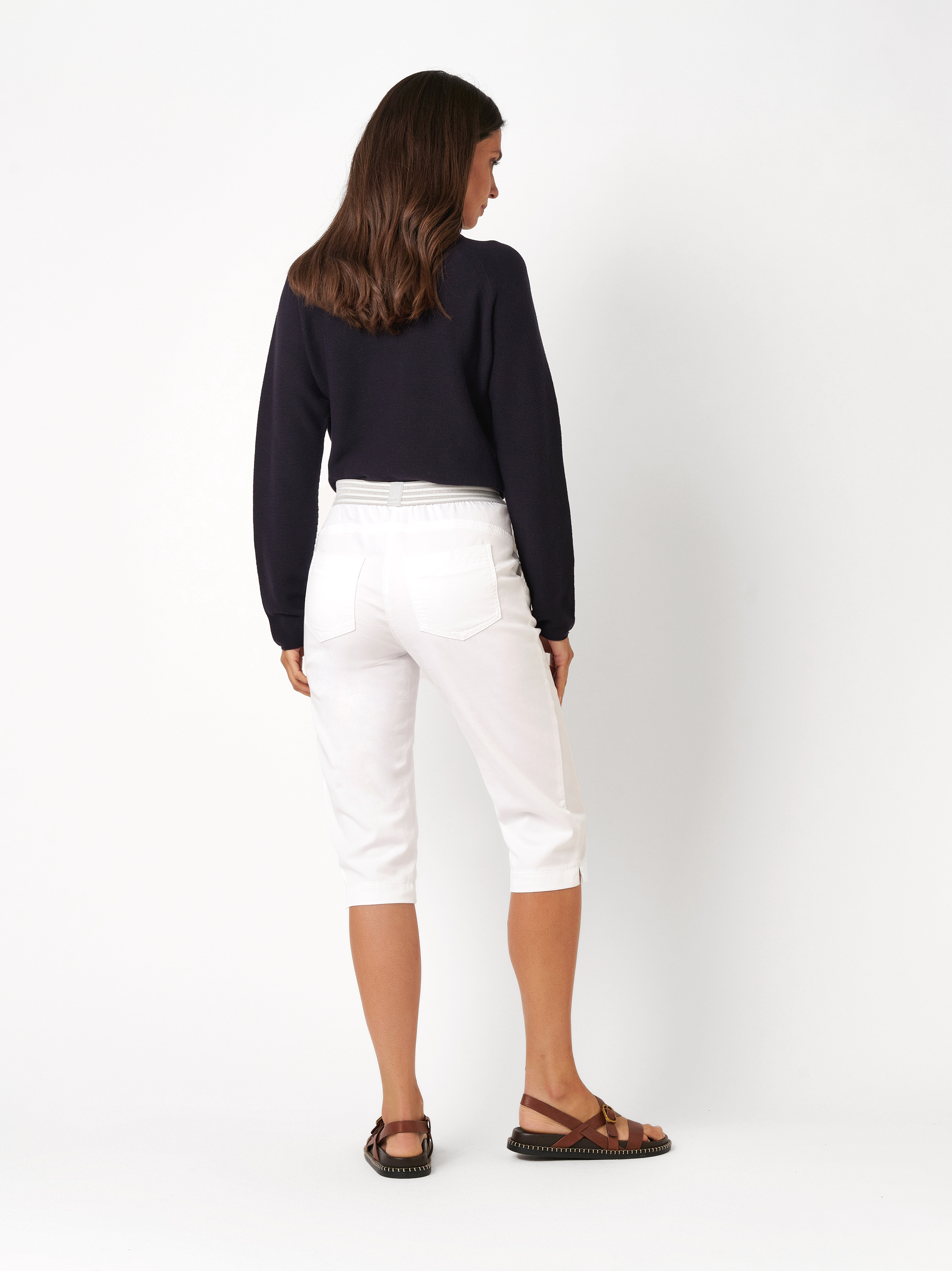 Damenhose Sue Capri in white, Sportive Caprihose mit gestreiftem Gummibund, Rueckansicht am Model getragen