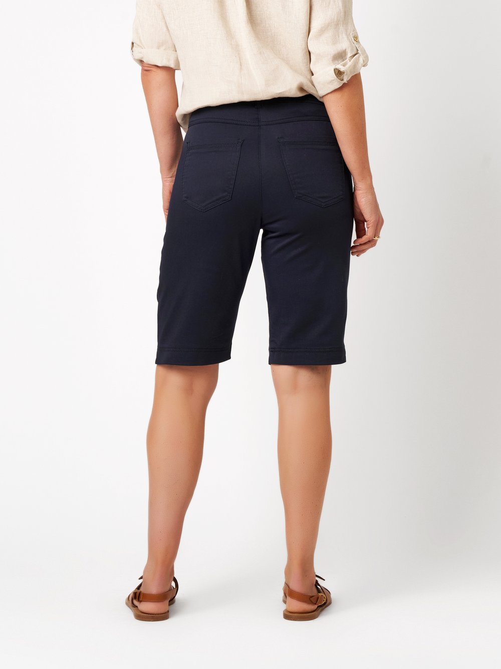 Damenshorts Meine beste Freundin Bermuda in dark blue, Sommerliche Bermuda, Rueckansicht am Model getragen