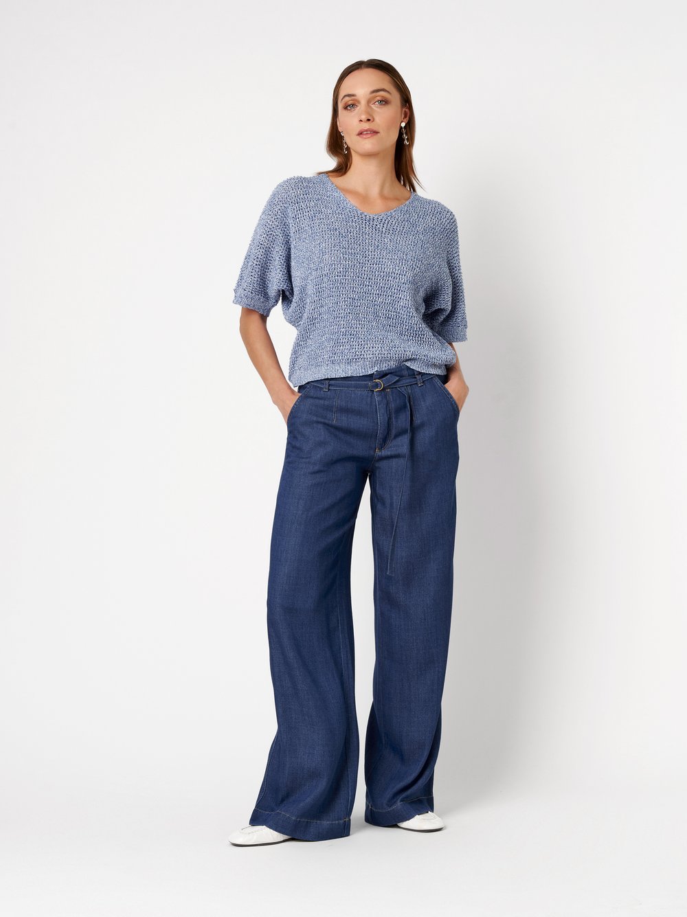 Damenjeans Liv Wide in mid blue, Feinfallende Wide Leg Jeans, Outfitansicht am Model