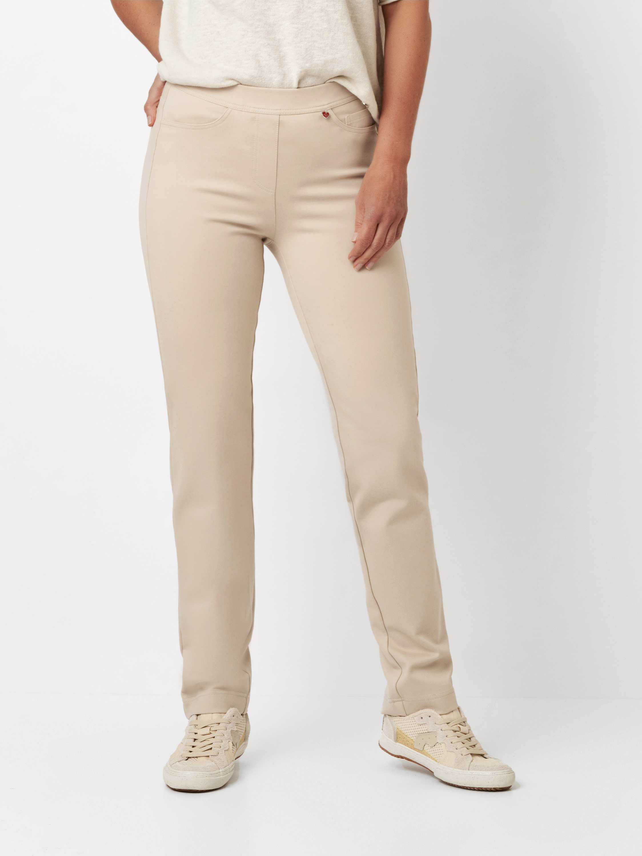 Damenhose Alice Slim in beige, Schlupfhose aus Jersey, Outfitansicht am Model