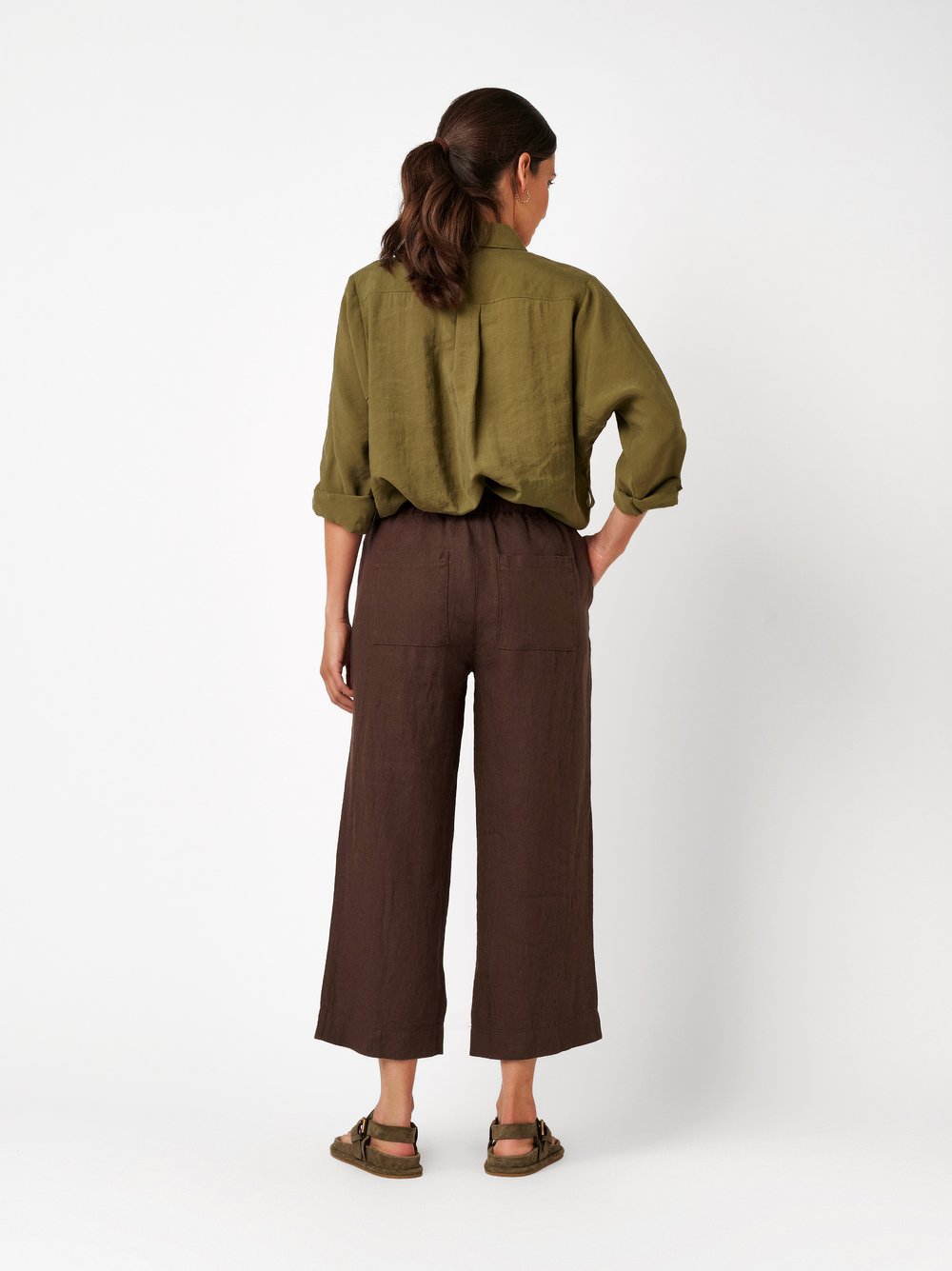 Damenhose Pia 3/4 in dark brown, Legere 3/4-Hose aus Leinen, Rueckansicht am Model getragen