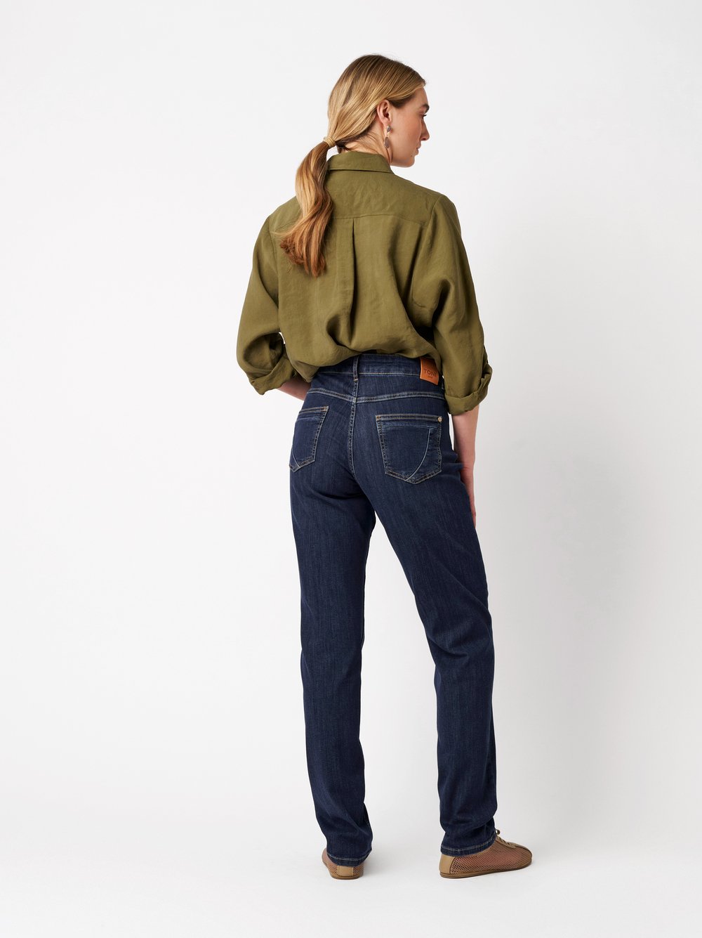 Damenjeans Honey in dark blue, entspannte Jeans aus Stretch-Denim, Rueckansicht am Model getragen